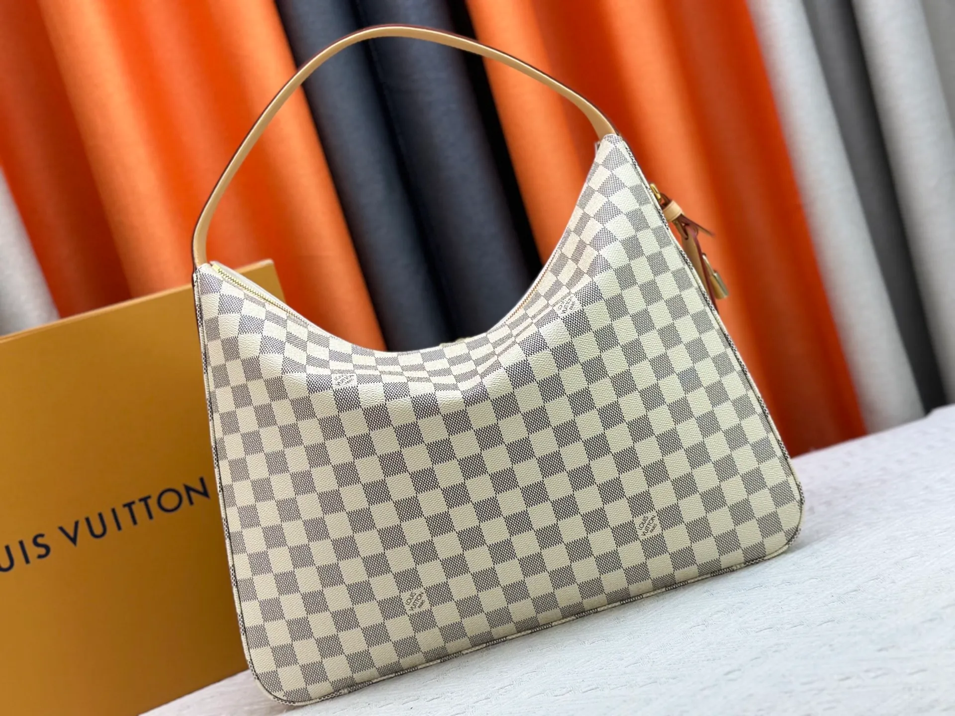 P280 Upgraded version [Official latest model, real shot of version making] M12097-M12098-M11952-M00126 This Vanity Pouch handbag comes from the Louis Vuitton Coated canvas is trimmed with calfskin, while a zipper closure, detachable chain and LV-engraved padlock add a metallic sheen. Dimensions: 41.0 × 33.0 × 10.0 Dimensions, 32.5x22.0x9.0