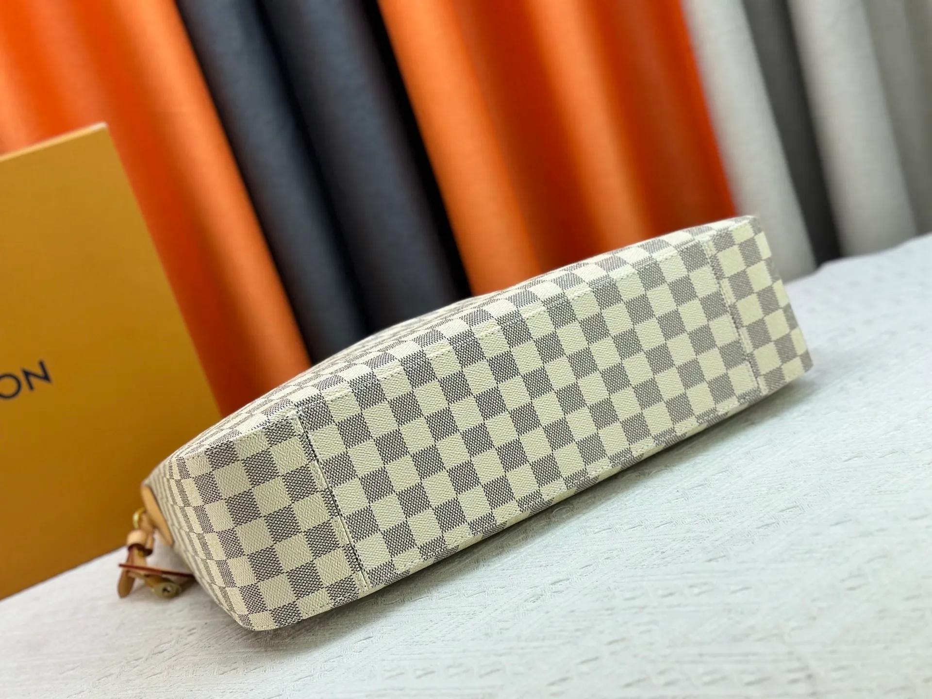 P280 Upgraded version [Official latest model, real shot of version making] M12097-M12098-M11952-M00126 This Vanity Pouch handbag comes from the Louis Vuitton Coated canvas is trimmed with calfskin, while a zipper closure, detachable chain and LV-engraved padlock add a metallic sheen. Dimensions: 41.0 × 33.0 × 10.0 Dimensions, 32.5x22.0x9.0