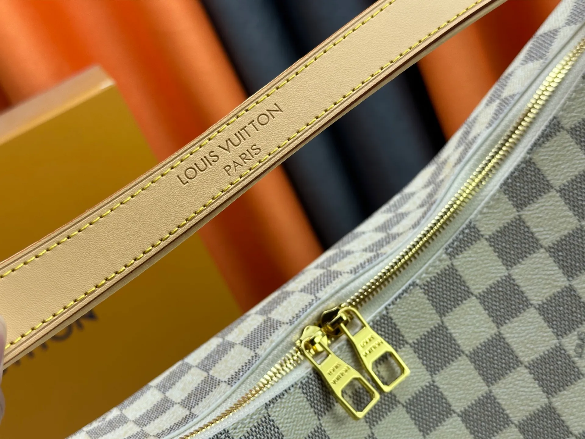 P280 Upgraded version [Official latest model, real shot of version making] M12097-M12098-M11952-M00126 This Vanity Pouch handbag comes from the Louis Vuitton Coated canvas is trimmed with calfskin, while a zipper closure, detachable chain and LV-engraved padlock add a metallic sheen. Dimensions: 41.0 × 33.0 × 10.0 Dimensions, 32.5x22.0x9.0
