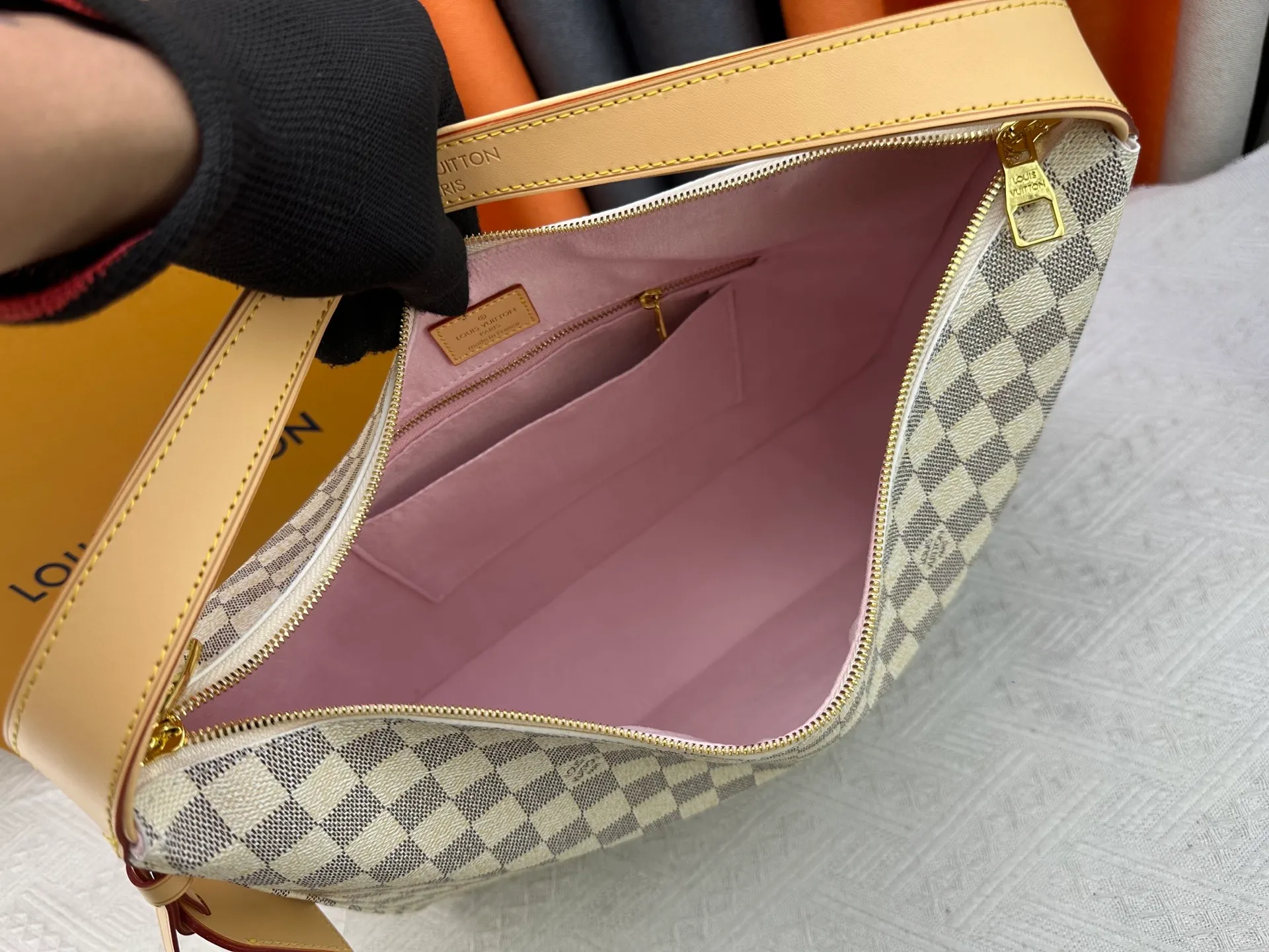 P280 Upgraded version [Official latest model, real shot of version making] M12097-M12098-M11952-M00126 This Vanity Pouch handbag comes from the Louis Vuitton Coated canvas is trimmed with calfskin, while a zipper closure, detachable chain and LV-engraved padlock add a metallic sheen. Dimensions: 41.0 × 33.0 × 10.0 Dimensions, 32.5x22.0x9.0
