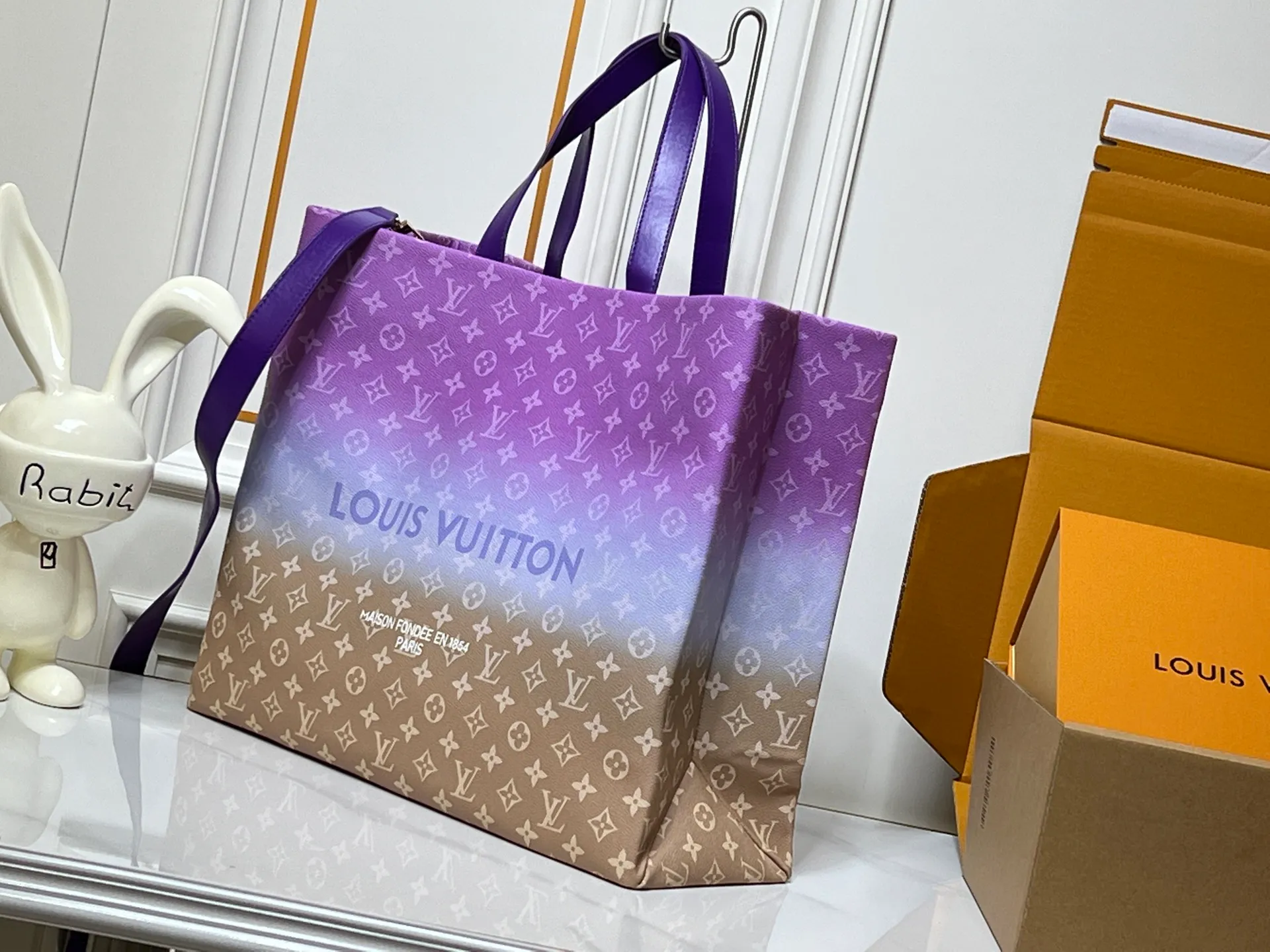 Batch 320💰M24457 presbyopic plaid purple. Grass green pink black orange blue green gray presbyopia plaid black crocodile pattern orange crocodile pattern 13 colors ✔️ This medium Shopper handbag draws inspiration from Louis Vuitton shopping bags, with the words Louis Vuitton and Maison Fondée En 1854 written on soft cow leather, with a top handle and a detachable shoulder strap. Dimensions: 42x34x16cm