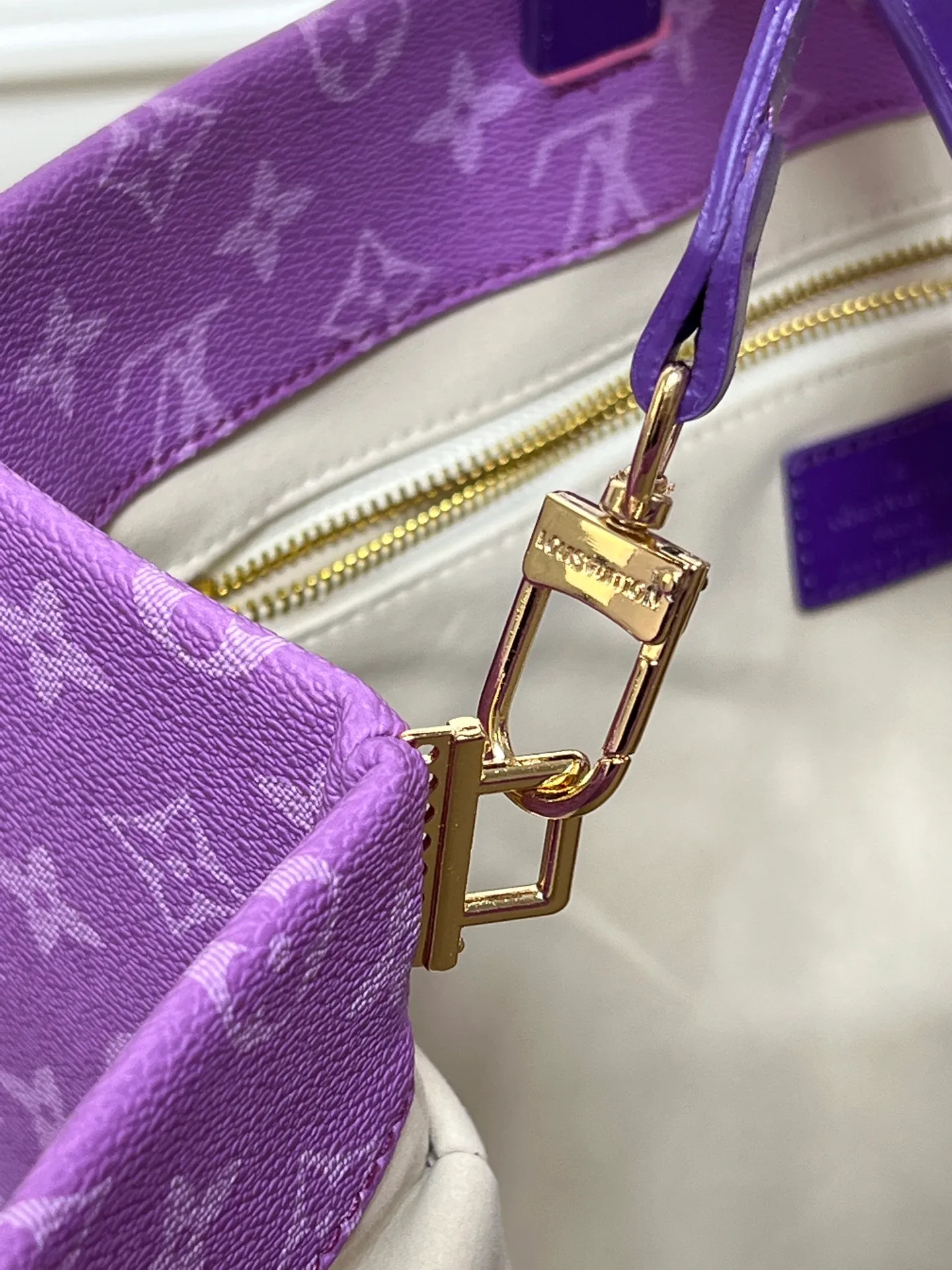 Batch 320💰M24457 presbyopic plaid purple. Grass green pink black orange blue green gray presbyopia plaid black crocodile pattern orange crocodile pattern 13 colors ✔️ This medium Shopper handbag draws inspiration from Louis Vuitton shopping bags, with the words Louis Vuitton and Maison Fondée En 1854 written on soft cow leather, with a top handle and a detachable shoulder strap. Dimensions: 42x34x16cm
