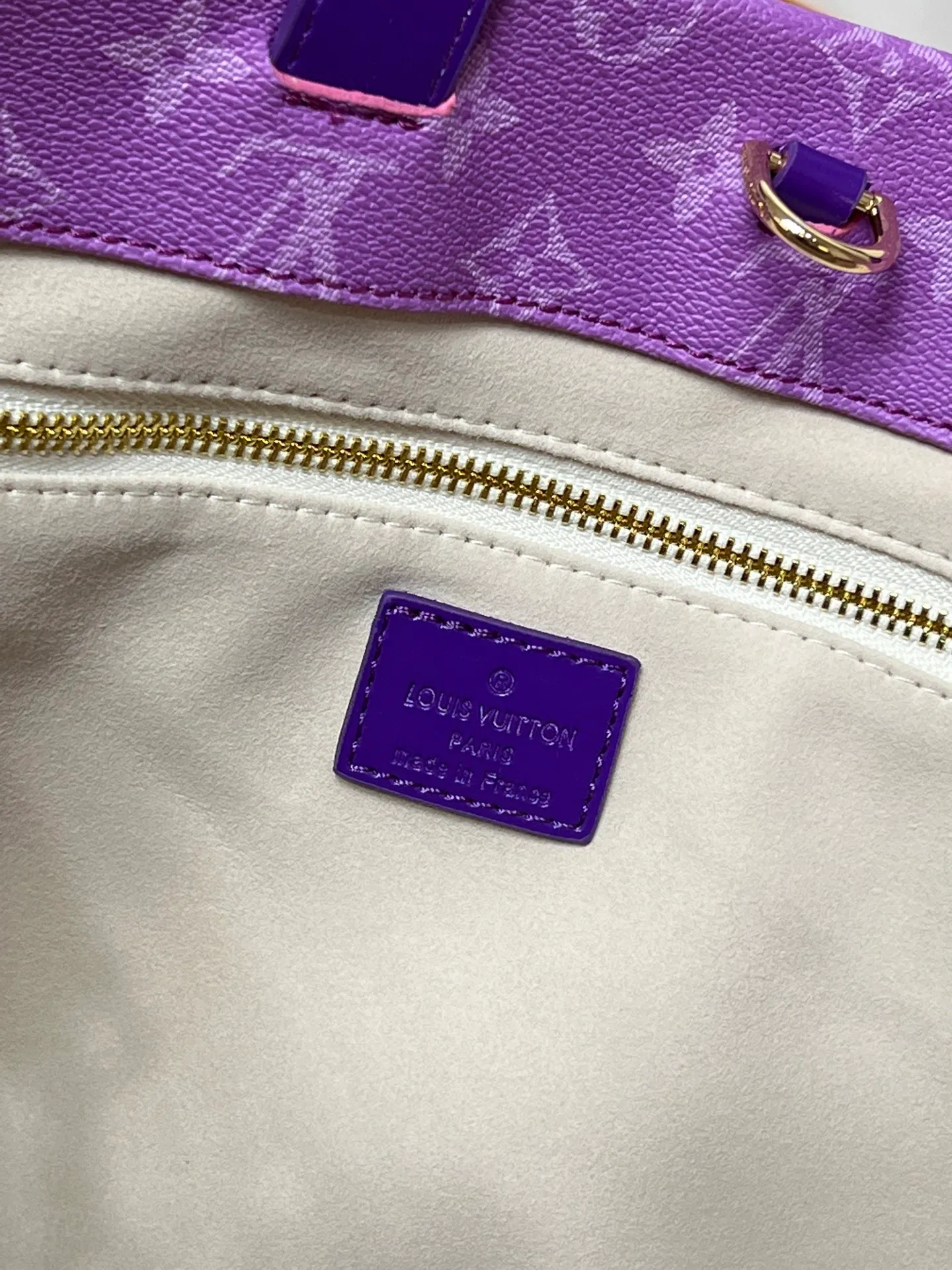 Batch 320💰M24457 presbyopic plaid purple. Grass green pink black orange blue green gray presbyopia plaid black crocodile pattern orange crocodile pattern 13 colors ✔️ This medium Shopper handbag draws inspiration from Louis Vuitton shopping bags, with the words Louis Vuitton and Maison Fondée En 1854 written on soft cow leather, with a top handle and a detachable shoulder strap. Dimensions: 42x34x16cm