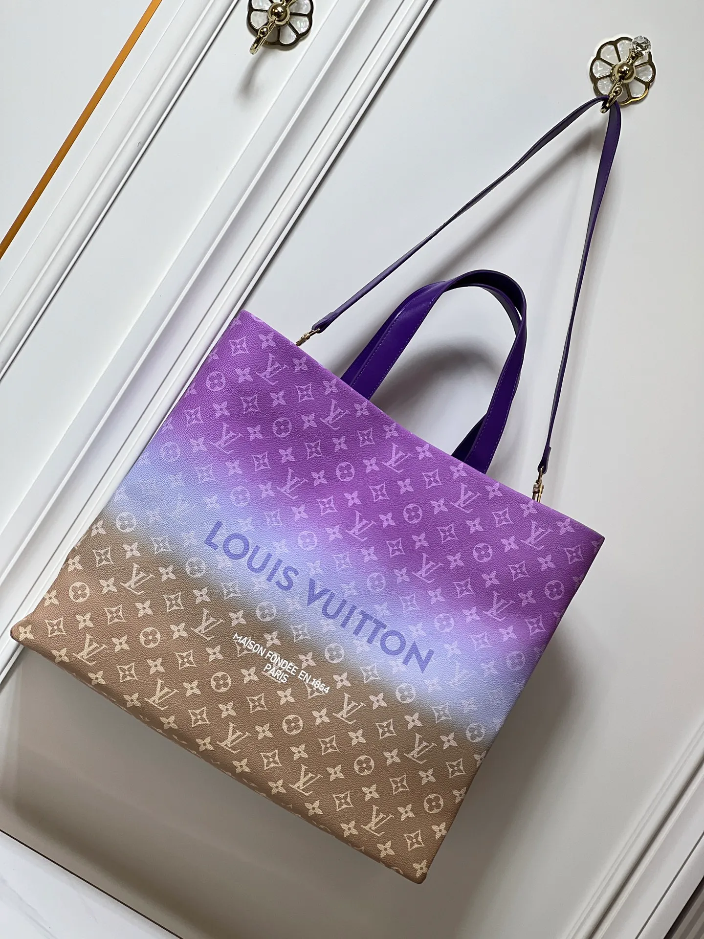 Batch 320💰M24457 presbyopic plaid purple. Grass green pink black orange blue green gray presbyopia plaid black crocodile pattern orange crocodile pattern 13 colors ✔️ This medium Shopper handbag draws inspiration from Louis Vuitton shopping bags, with the words Louis Vuitton and Maison Fondée En 1854 written on soft cow leather, with a top handle and a detachable shoulder strap. Dimensions: 42x34x16cm