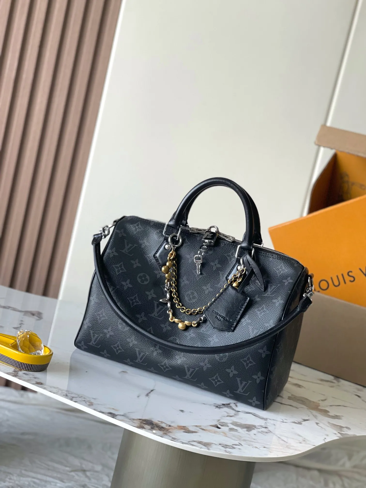 p1840 [Special grade MB163c chip version original leather] This Speedy Soft 30 handbag Model: M15102 Material: Grade A all-steel hardware, imported original cowhide Packaging: Full set of original duty-free MB packaging Dimensions: 30 x 21 x 17 cm
