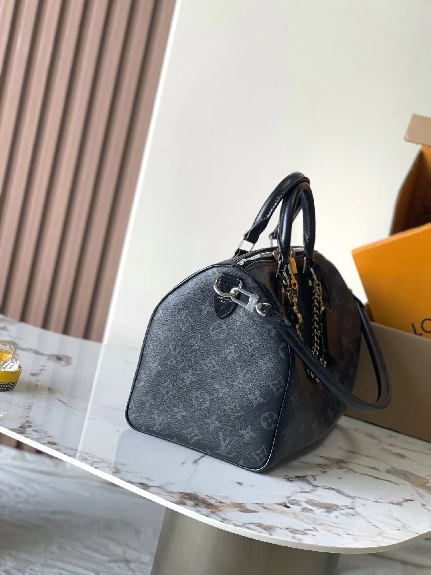 p1840 [Special grade MB163c chip version original leather] This Speedy Soft 30 handbag Model: M15102 Material: Grade A all-steel hardware, imported original cowhide Packaging: Full set of original duty-free MB packaging Dimensions: 30 x 21 x 17 cm