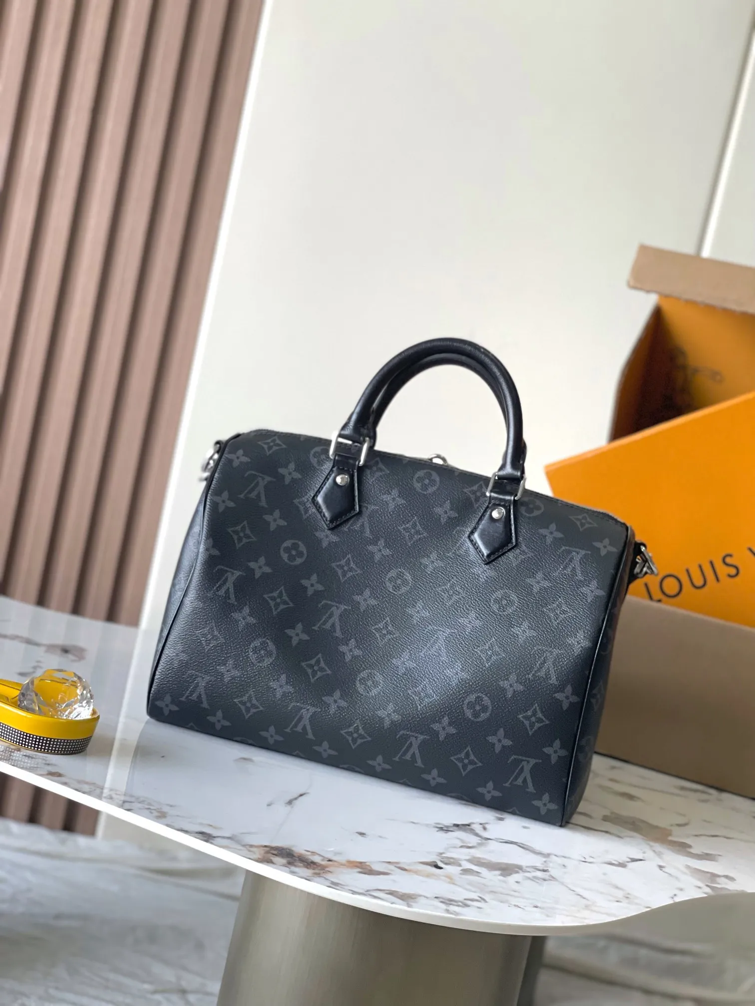 p1840 [Special grade MB163c chip version original leather] This Speedy Soft 30 handbag Model: M15102 Material: Grade A all-steel hardware, imported original cowhide Packaging: Full set of original duty-free MB packaging Dimensions: 30 x 21 x 17 cm