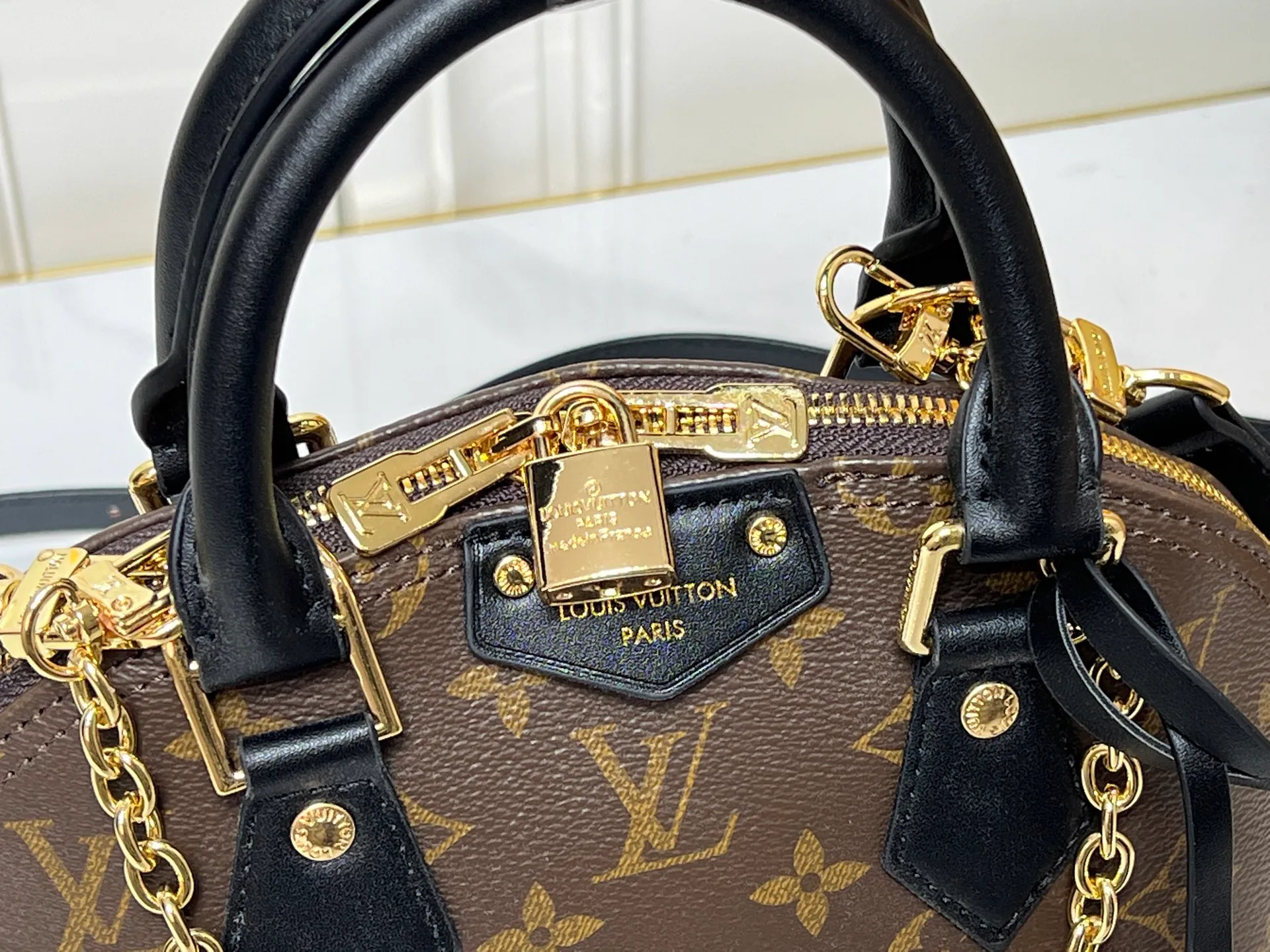Batch 300💰Upgraded original M26084 M27812 This Alma BB handbag has been reinterpreted and becomes a new member of the Trunk series, paying tribute to the brand's long travel culture with its classic logo. The handbag is made of Monogram canvas, trimmed with deep leather, and embellished with dazzling metal corners and studs. This version comes with a removable chain that can be worn with the adjustable shoulder strap or alone. Dimensions: 22 x 19 x 11 (cm) ((length x height x width)