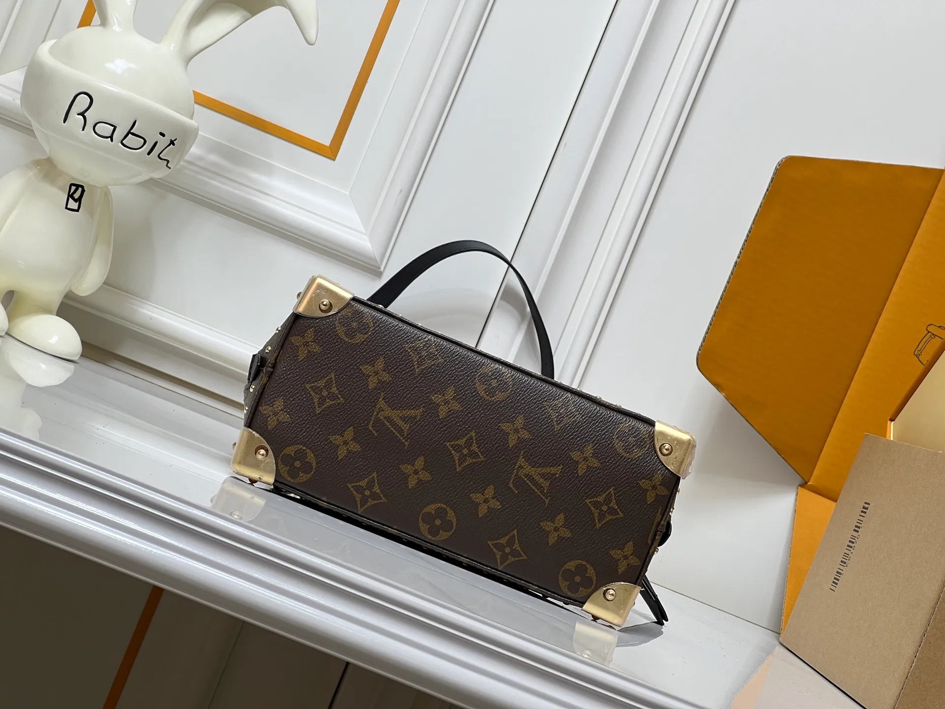 Batch 300💰Upgraded original M26084 M27812 This Alma BB handbag has been reinterpreted and becomes a new member of the Trunk series, paying tribute to the brand's long travel culture with its classic logo. The handbag is made of Monogram canvas, trimmed with deep leather, and embellished with dazzling metal corners and studs. This version comes with a removable chain that can be worn with the adjustable shoulder strap or alone. Dimensions: 22 x 19 x 11 (cm) ((length x height x width)