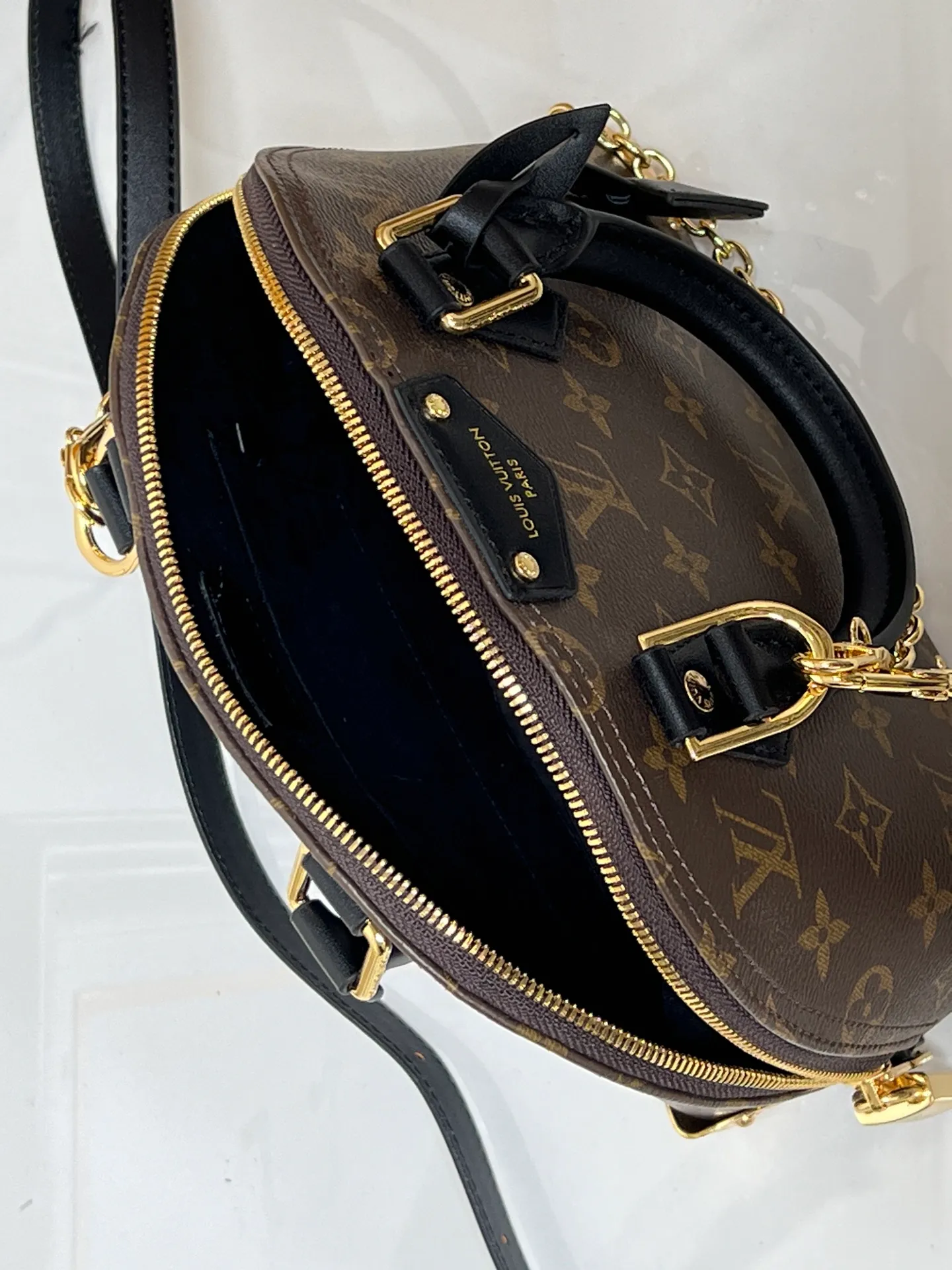 Batch 300💰Upgraded original M26084 M27812 This Alma BB handbag has been reinterpreted and becomes a new member of the Trunk series, paying tribute to the brand's long travel culture with its classic logo. The handbag is made of Monogram canvas, trimmed with deep leather, and embellished with dazzling metal corners and studs. This version comes with a removable chain that can be worn with the adjustable shoulder strap or alone. Dimensions: 22 x 19 x 11 (cm) ((length x height x width)