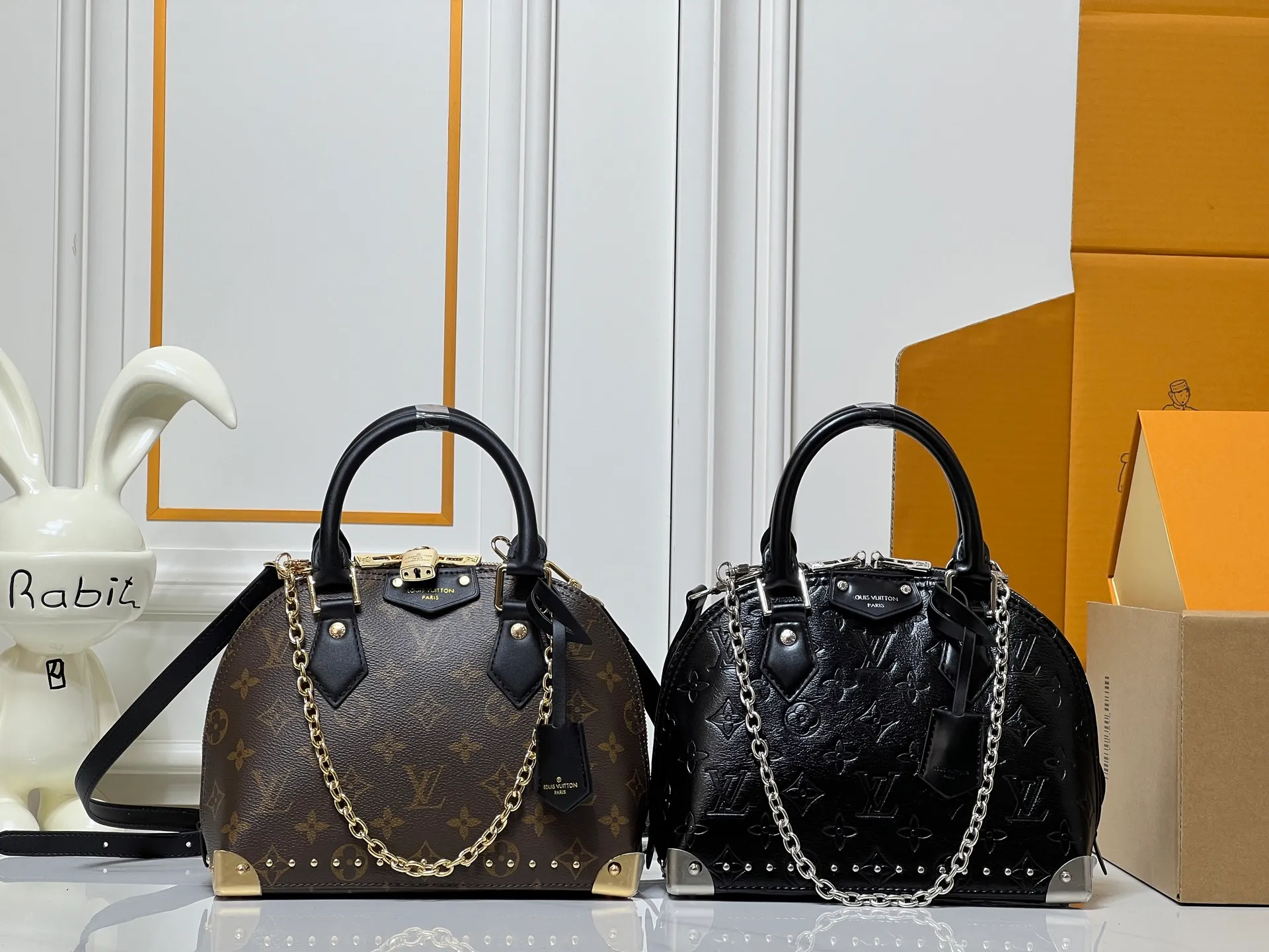 Batch 300💰Upgraded original M26084 M27812 This Alma BB handbag has been reinterpreted and becomes a new member of the Trunk series, paying tribute to the brand's long travel culture with its classic logo. The handbag is made of Monogram canvas, trimmed with deep leather, and embellished with dazzling metal corners and studs. This version comes with a removable chain that can be worn with the adjustable shoulder strap or alone. Dimensions: 22 x 19 x 11 (cm) ((length x height x width)