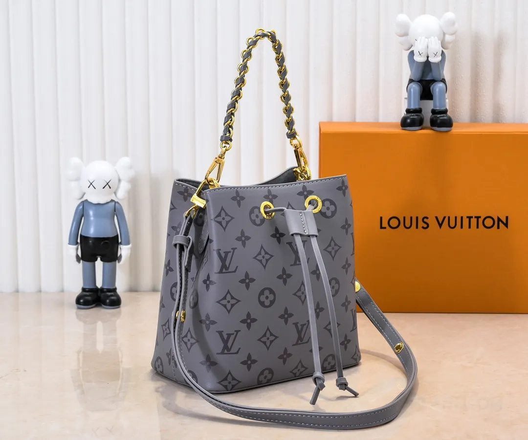 💰220💰Upgraded from the original M12749 M46581. This Néonoé BB handbag is made of the brand's new Monogram Ink leather, and uses classic prints to brighten the handbag series, showing modern style in simplicity. Braided chain and dazzling hardware add a touch of elegance, while an interior pocket keeps valuables secure. Dimensions: 20.0 x 20.0 x 13.0 cm (length x height x width)