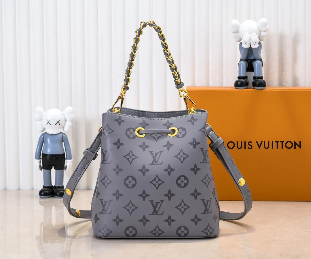 💰220💰Upgraded from the original M12749 M46581. This Néonoé BB handbag is made of the brand's new Monogram Ink leather, and uses classic prints to brighten the handbag series, showing modern style in simplicity. Braided chain and dazzling hardware add a touch of elegance, while an interior pocket keeps valuables secure. Dimensions: 20.0 x 20.0 x 13.0 cm (length x height x width)
