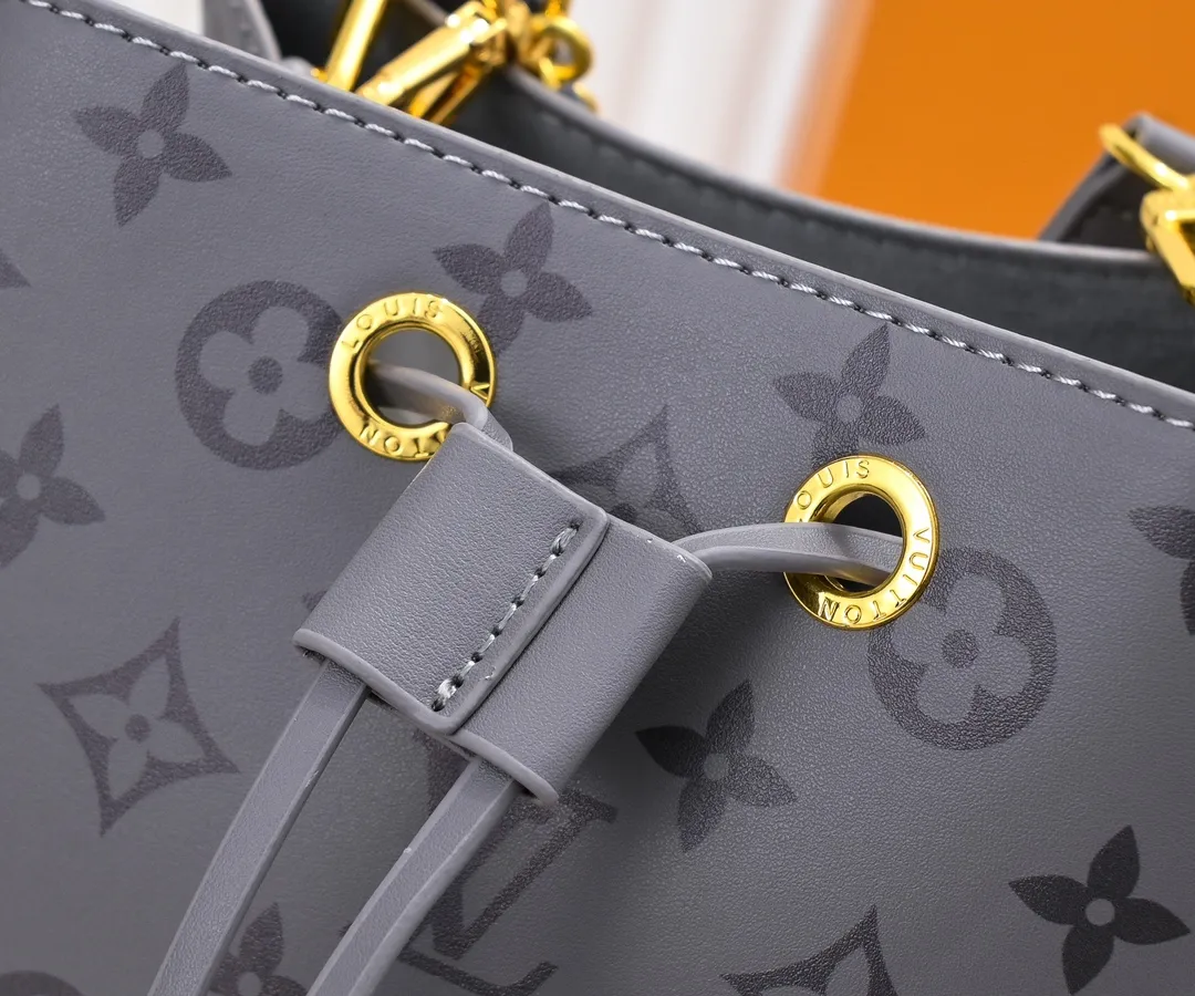💰220💰Upgraded from the original M12749 M46581. This Néonoé BB handbag is made of the brand's new Monogram Ink leather, and uses classic prints to brighten the handbag series, showing modern style in simplicity. Braided chain and dazzling hardware add a touch of elegance, while an interior pocket keeps valuables secure. Dimensions: 20.0 x 20.0 x 13.0 cm (length x height x width)