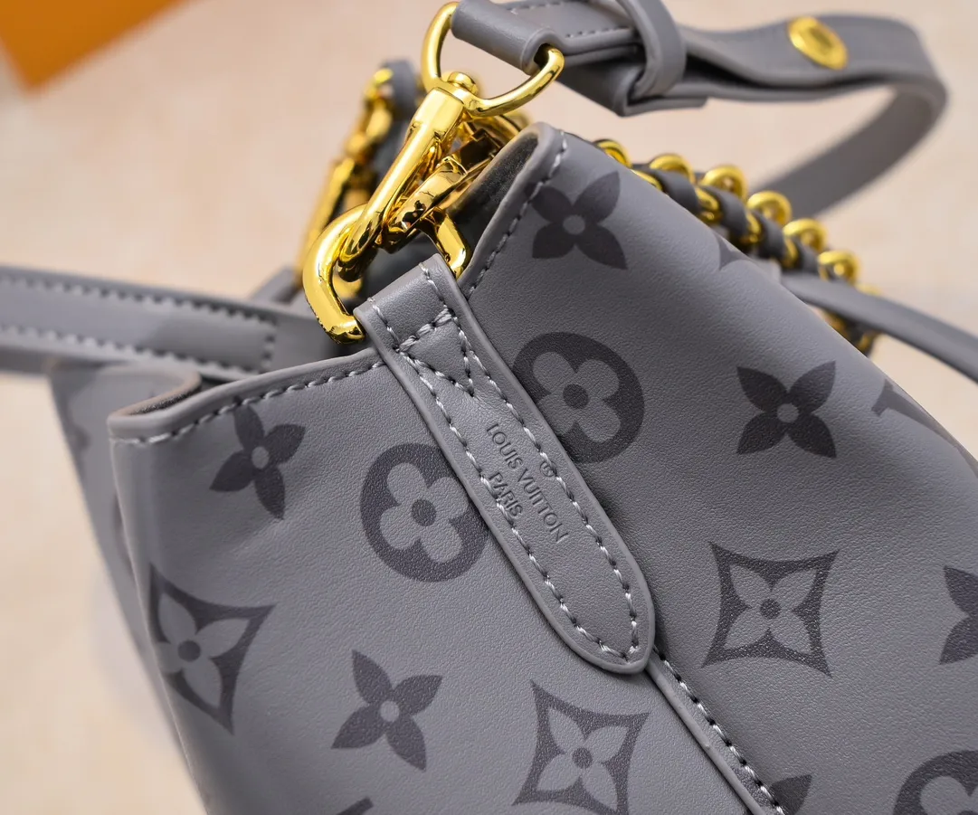 💰220💰Upgraded from the original M12749 M46581. This Néonoé BB handbag is made of the brand's new Monogram Ink leather, and uses classic prints to brighten the handbag series, showing modern style in simplicity. Braided chain and dazzling hardware add a touch of elegance, while an interior pocket keeps valuables secure. Dimensions: 20.0 x 20.0 x 13.0 cm (length x height x width)