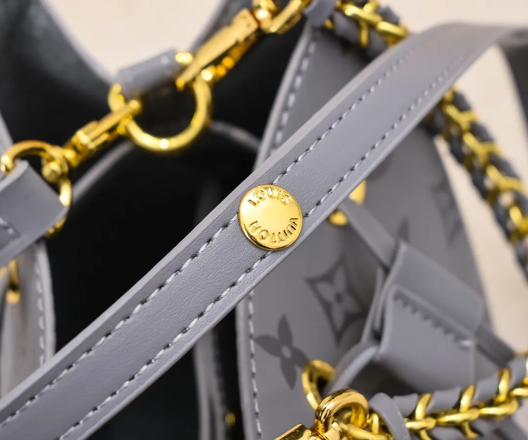 💰220💰Upgraded from the original M12749 M46581. This Néonoé BB handbag is made of the brand's new Monogram Ink leather, and uses classic prints to brighten the handbag series, showing modern style in simplicity. Braided chain and dazzling hardware add a touch of elegance, while an interior pocket keeps valuables secure. Dimensions: 20.0 x 20.0 x 13.0 cm (length x height x width)
