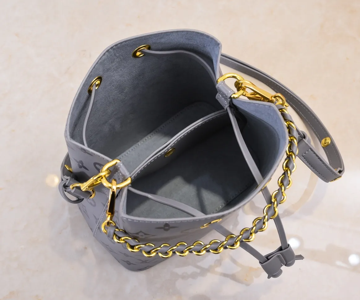 💰220💰Upgraded from the original M12749 M46581. This Néonoé BB handbag is made of the brand's new Monogram Ink leather, and uses classic prints to brighten the handbag series, showing modern style in simplicity. Braided chain and dazzling hardware add a touch of elegance, while an interior pocket keeps valuables secure. Dimensions: 20.0 x 20.0 x 13.0 cm (length x height x width)