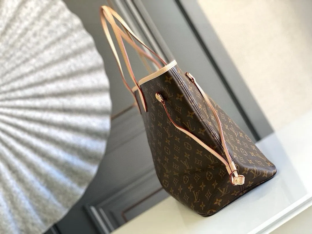 💰800 (large steel nails) top original order M40990 NEVERFULL large handbag Neverfull is a new interpretation of the classic handbag and explores the exquisite details inside the bag. Redesigned interior pockets feature fresh fabric linings and vintage details inspired by the Louis Vuitton archives, most notably the detachable zippered clutch, which can be used as a sophisticated clutch on its own or as an additional pocket. Bright lining tones add a more lively feel to Monogram's classic canvas. Detailed features 39 x 32 x 19 cm (Length x Height x Width) Redesigned interior pocket with details inspired by the Louis Vuitton archives Pockets lined with linen fabric Removable zippered clutch with tonal interior pocket Natural cowhide leather trim Shiny gold-tone hardware Handles: double handles