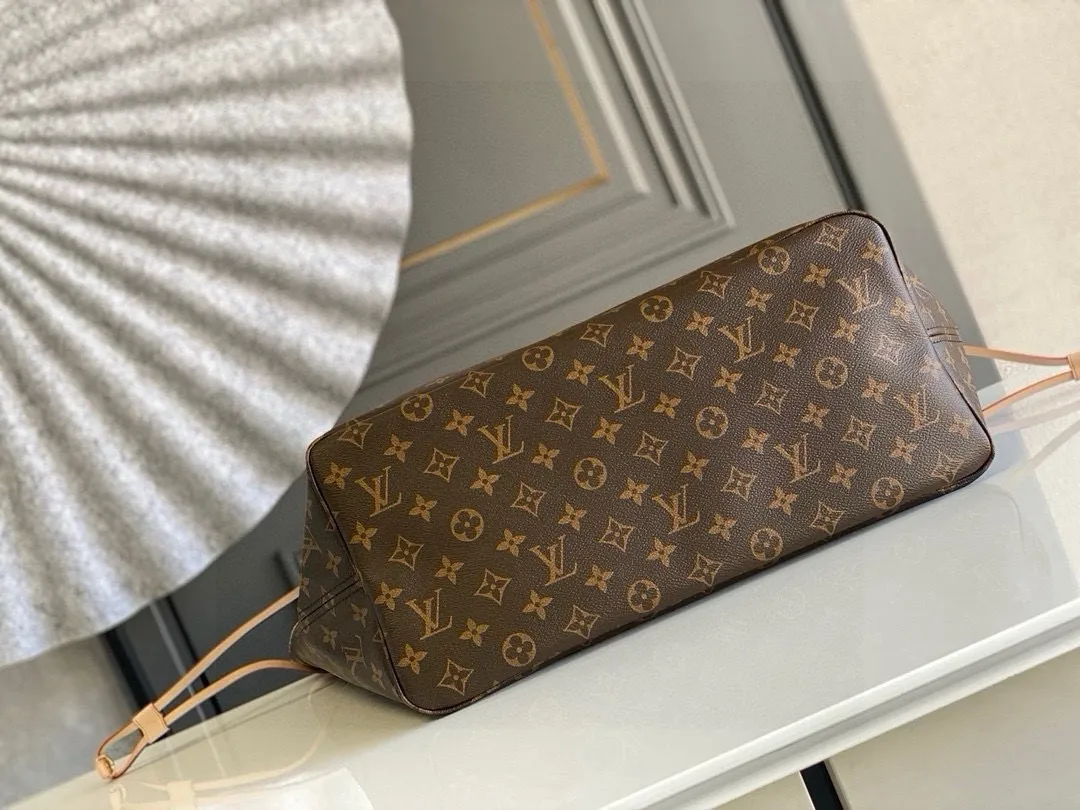 💰800 (large steel nails) top original order M40990 NEVERFULL large handbag Neverfull is a new interpretation of the classic handbag and explores the exquisite details inside the bag. Redesigned interior pockets feature fresh fabric linings and vintage details inspired by the Louis Vuitton archives, most notably the detachable zippered clutch, which can be used as a sophisticated clutch on its own or as an additional pocket. Bright lining tones add a more lively feel to Monogram's classic canvas. Detailed features 39 x 32 x 19 cm (Length x Height x Width) Redesigned interior pocket with details inspired by the Louis Vuitton archives Pockets lined with linen fabric Removable zippered clutch with tonal interior pocket Natural cowhide leather trim Shiny gold-tone hardware Handles: double handles