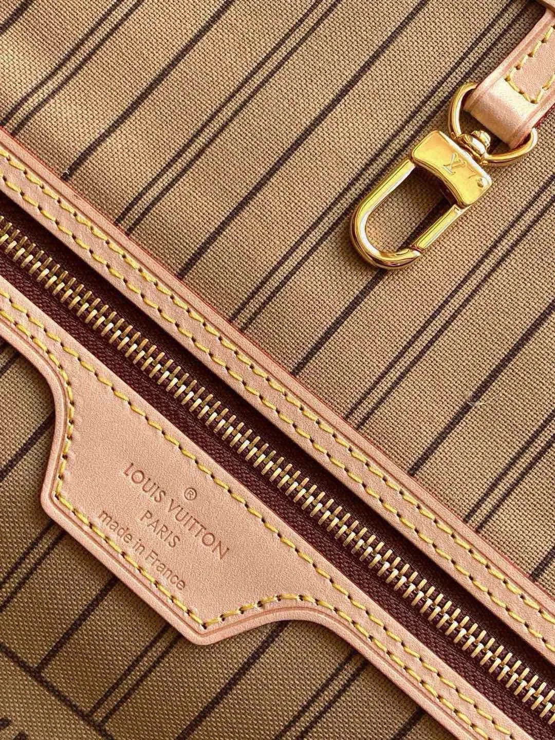 💰800 (large steel nails) top original order M40990 NEVERFULL large handbag Neverfull is a new interpretation of the classic handbag and explores the exquisite details inside the bag. Redesigned interior pockets feature fresh fabric linings and vintage details inspired by the Louis Vuitton archives, most notably the detachable zippered clutch, which can be used as a sophisticated clutch on its own or as an additional pocket. Bright lining tones add a more lively feel to Monogram's classic canvas. Detailed features 39 x 32 x 19 cm (Length x Height x Width) Redesigned interior pocket with details inspired by the Louis Vuitton archives Pockets lined with linen fabric Removable zippered clutch with tonal interior pocket Natural cowhide leather trim Shiny gold-tone hardware Handles: double handles