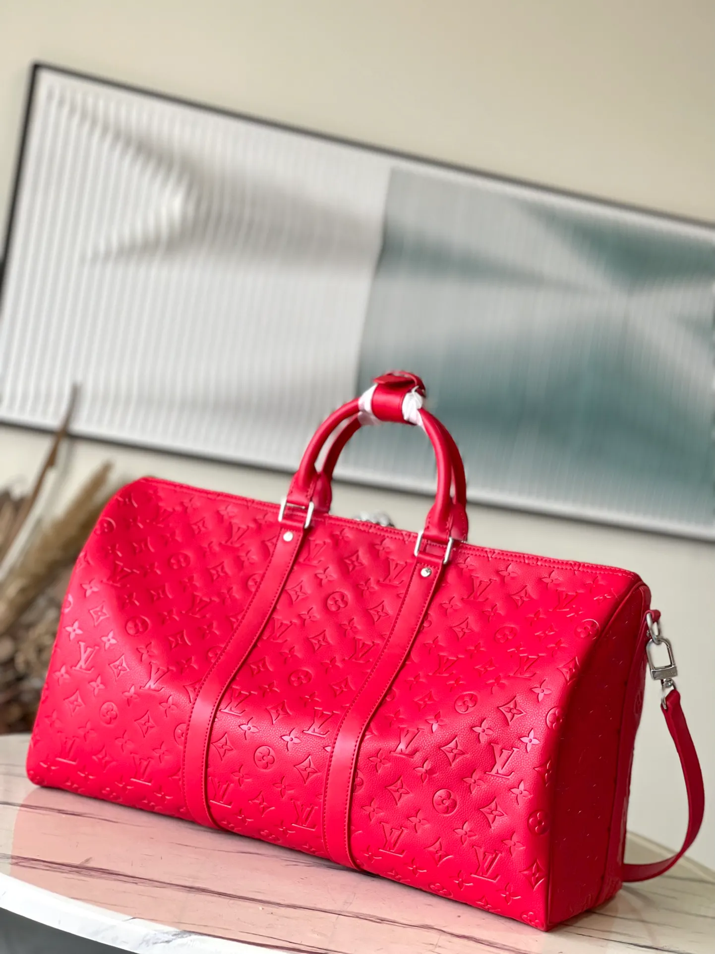 💰1500 (top-grain leather) Top original order M23750 Red This Keepall Bandoulière 50 travel bag is made of Monogram Shadow leather with full Monogram embossing and matte metal parts to achieve a minimalist design. The cabin luggage size is suitable for short trips. The Keepall soft travel bag series was born in the 1930s and remains as classic and elegant as ever. Dimensions: 50 x 29 x 23 cm