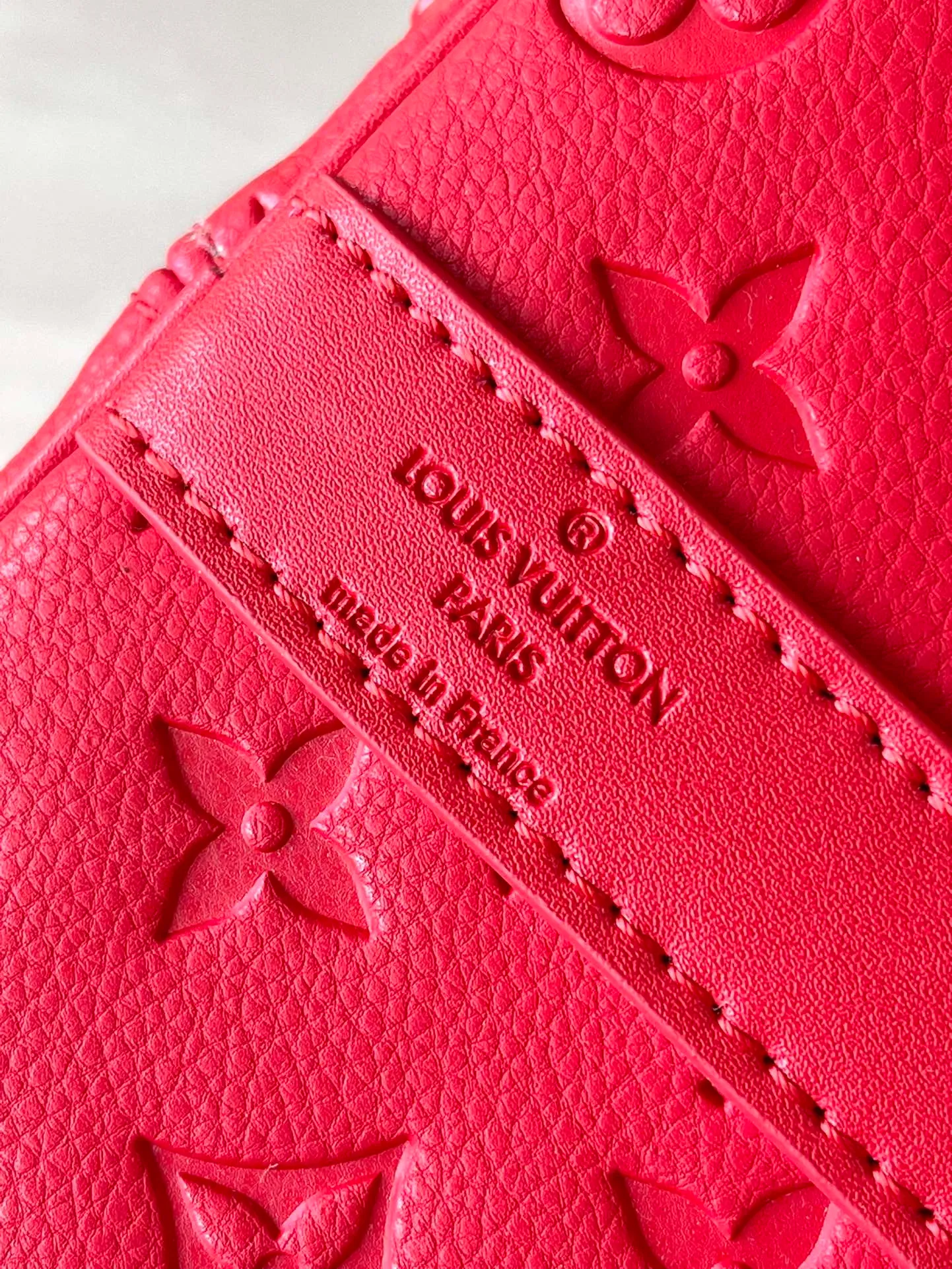 💰1500 (top-grain leather) Top original order M23750 Red This Keepall Bandoulière 50 travel bag is made of Monogram Shadow leather with full Monogram embossing and matte metal parts to achieve a minimalist design. The cabin luggage size is suitable for short trips. The Keepall soft travel bag series was born in the 1930s and remains as classic and elegant as ever. Dimensions: 50 x 29 x 23 cm