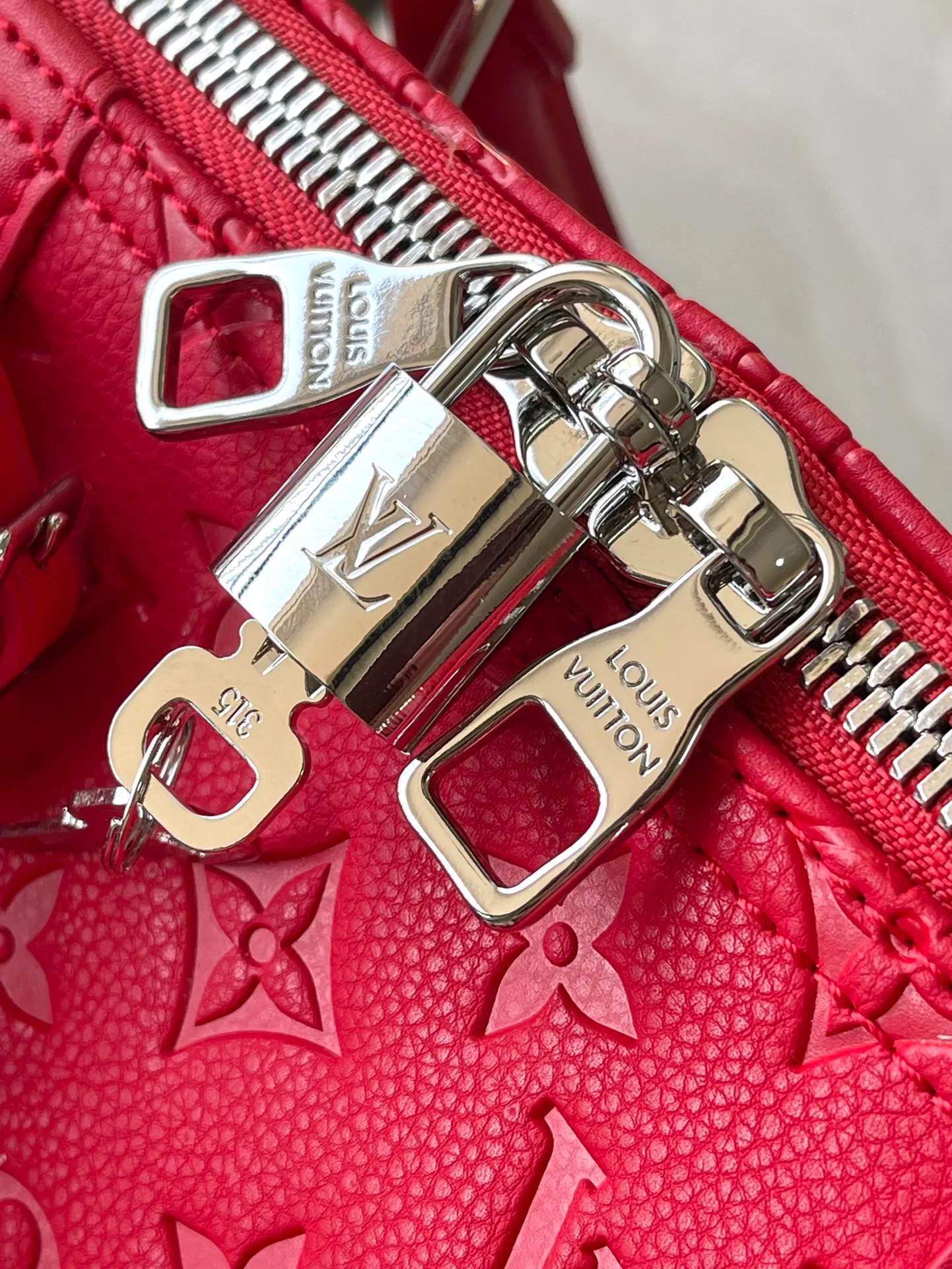 💰1500 (top-grain leather) Top original order M23750 Red This Keepall Bandoulière 50 travel bag is made of Monogram Shadow leather with full Monogram embossing and matte metal parts to achieve a minimalist design. The cabin luggage size is suitable for short trips. The Keepall soft travel bag series was born in the 1930s and remains as classic and elegant as ever. Dimensions: 50 x 29 x 23 cm