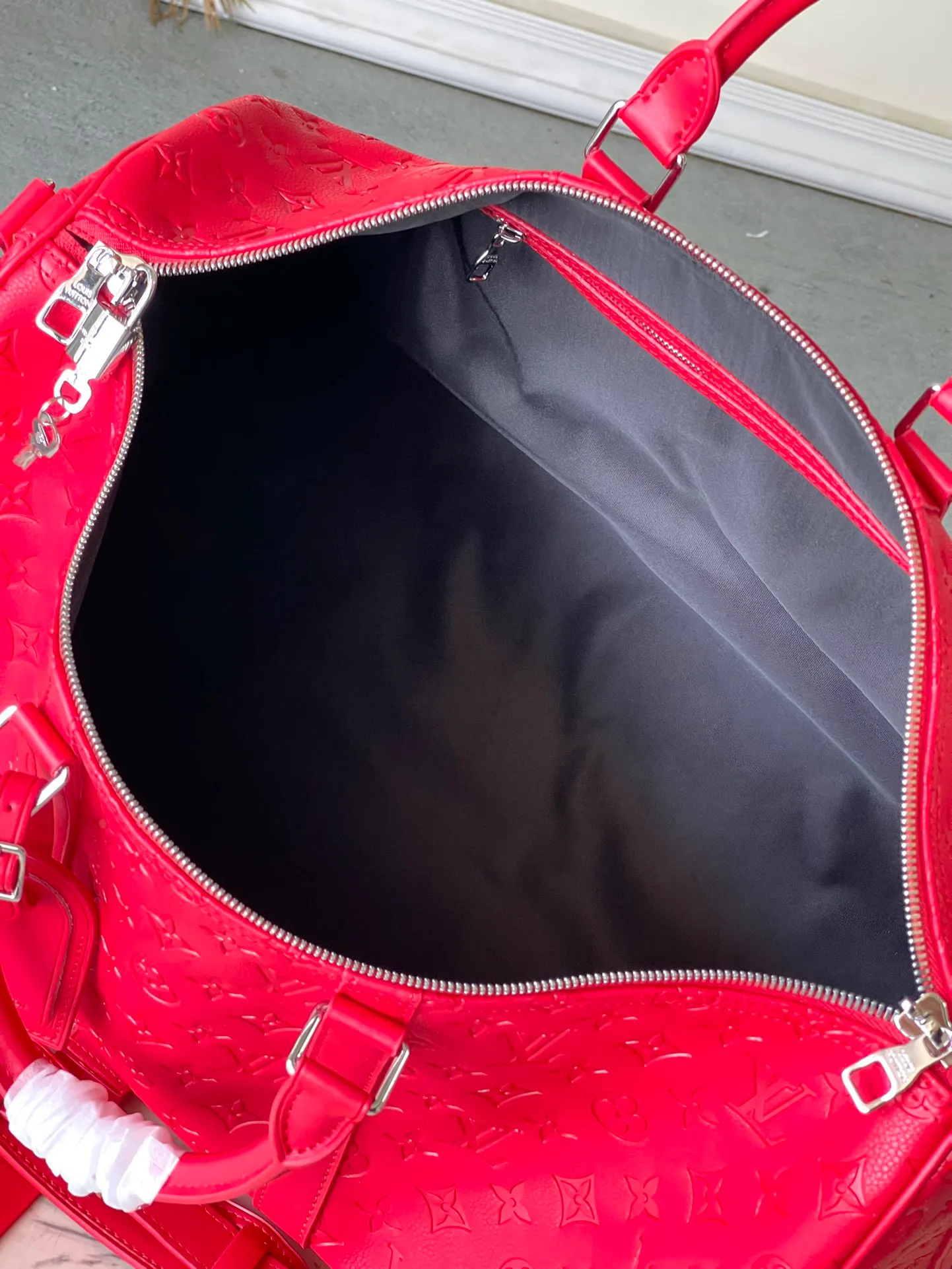 💰1500 (top-grain leather) Top original order M23750 Red This Keepall Bandoulière 50 travel bag is made of Monogram Shadow leather with full Monogram embossing and matte metal parts to achieve a minimalist design. The cabin luggage size is suitable for short trips. The Keepall soft travel bag series was born in the 1930s and remains as classic and elegant as ever. Dimensions: 50 x 29 x 23 cm