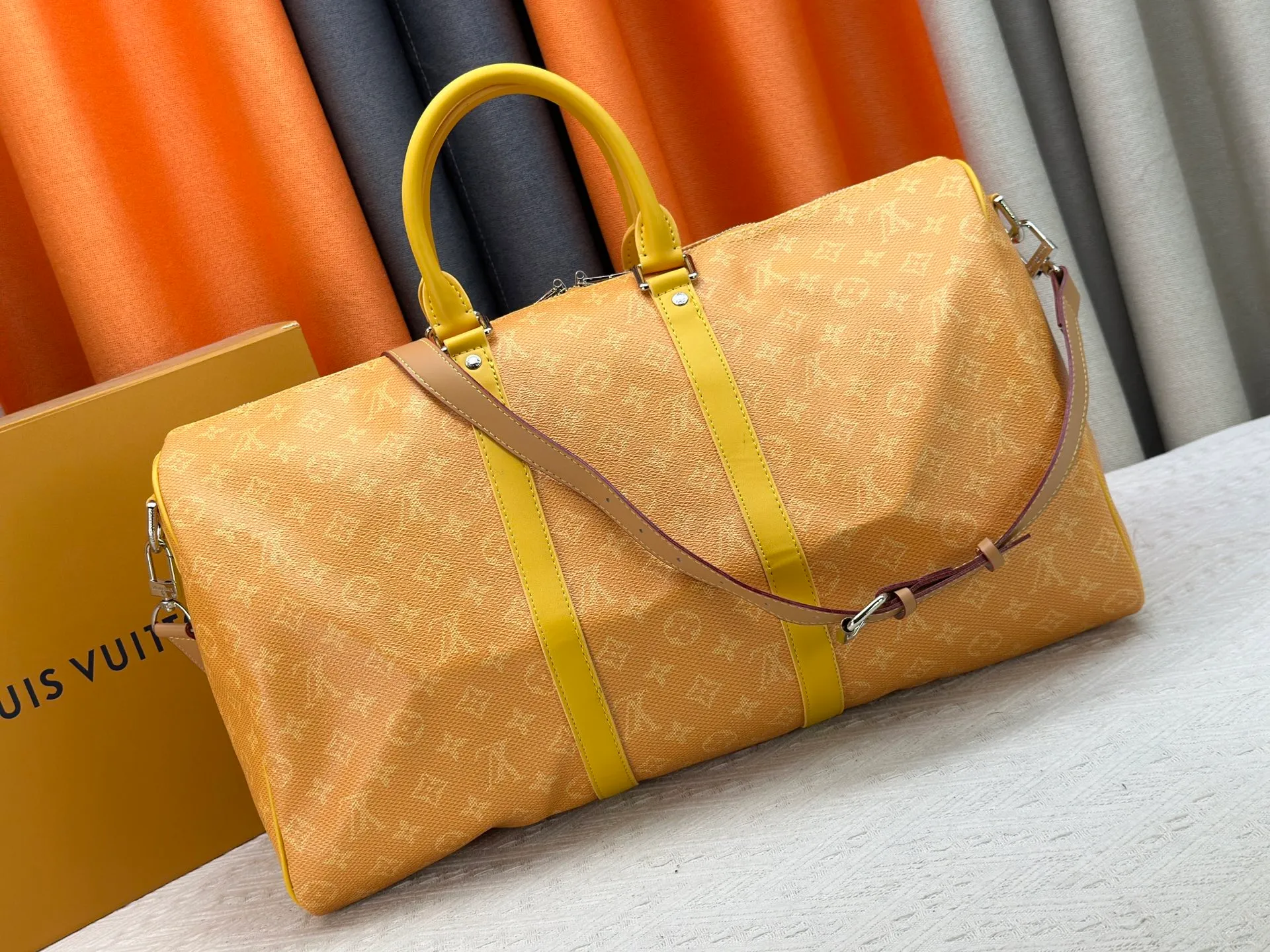 P340 Upgraded original M26864 M26865 M26866 This Keepall Bandoulière 50 travel bag is made of Monogram Heritage canvas dip-dyed in colorful colors, with cowhide trim, leather shoulder straps, removable leather nameplate and cotton lining. The Marque L.Vuitton Déposée logo pays homage to Louis Vuitton’s rich heritage.  29 x 23 x 50 cm (H x W x L) Monogram Heritage coated canvas Cow leather trim Textile lining Metal hardware Carry-on baggage dimensions Double zip closure Padlock Removable name tag Internal zip pocket Handles: Double handles
