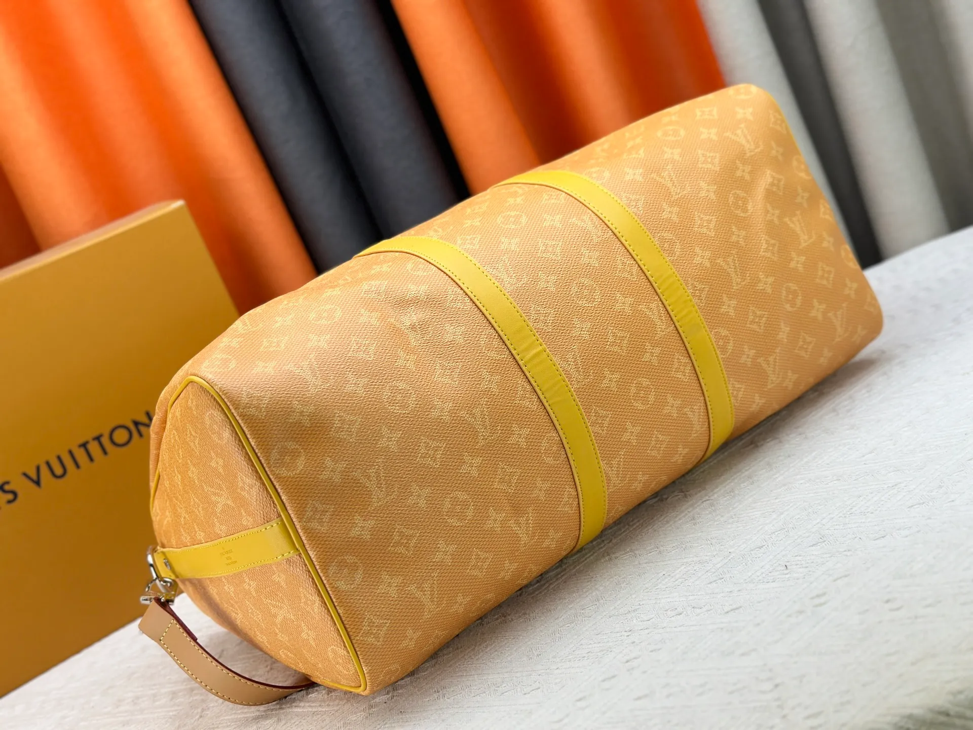 P340 Upgraded original M26864 M26865 M26866 This Keepall Bandoulière 50 travel bag is made of Monogram Heritage canvas dip-dyed in colorful colors, with cowhide trim, leather shoulder straps, removable leather nameplate and cotton lining. The Marque L.Vuitton Déposée logo pays homage to Louis Vuitton’s rich heritage.  29 x 23 x 50 cm (H x W x L) Monogram Heritage coated canvas Cow leather trim Textile lining Metal hardware Carry-on baggage dimensions Double zip closure Padlock Removable name tag Internal zip pocket Handles: Double handles