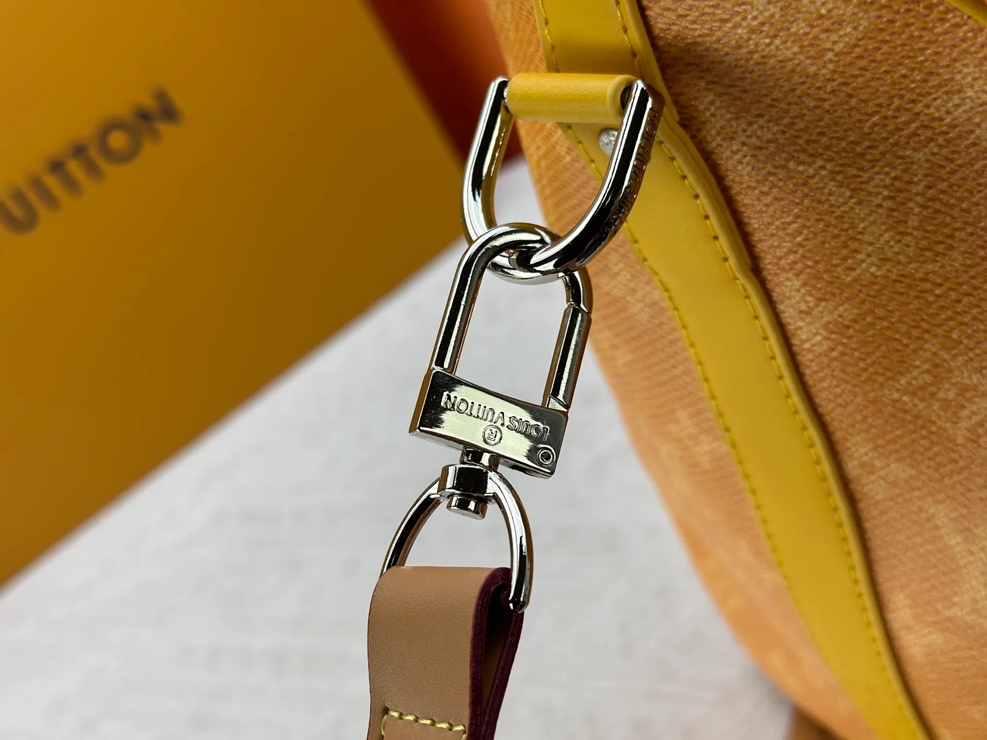 P340 Upgraded original M26864 M26865 M26866 This Keepall Bandoulière 50 travel bag is made of Monogram Heritage canvas dip-dyed in colorful colors, with cowhide trim, leather shoulder straps, removable leather nameplate and cotton lining. The Marque L.Vuitton Déposée logo pays homage to Louis Vuitton’s rich heritage.  29 x 23 x 50 cm (H x W x L) Monogram Heritage coated canvas Cow leather trim Textile lining Metal hardware Carry-on baggage dimensions Double zip closure Padlock Removable name tag Internal zip pocket Handles: Double handles