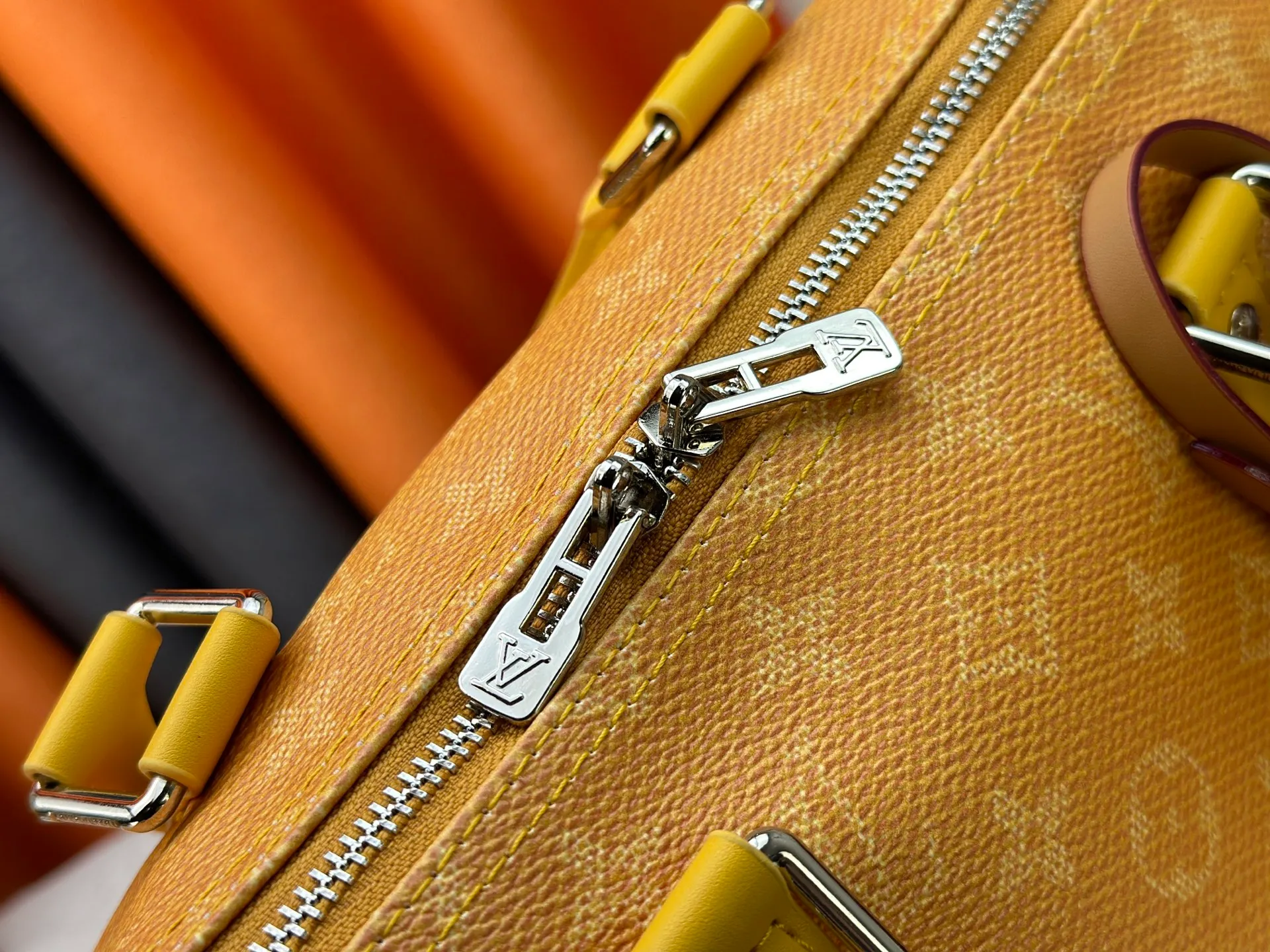 P340 Upgraded original M26864 M26865 M26866 This Keepall Bandoulière 50 travel bag is made of Monogram Heritage canvas dip-dyed in colorful colors, with cowhide trim, leather shoulder straps, removable leather nameplate and cotton lining. The Marque L.Vuitton Déposée logo pays homage to Louis Vuitton’s rich heritage.  29 x 23 x 50 cm (H x W x L) Monogram Heritage coated canvas Cow leather trim Textile lining Metal hardware Carry-on baggage dimensions Double zip closure Padlock Removable name tag Internal zip pocket Handles: Double handles