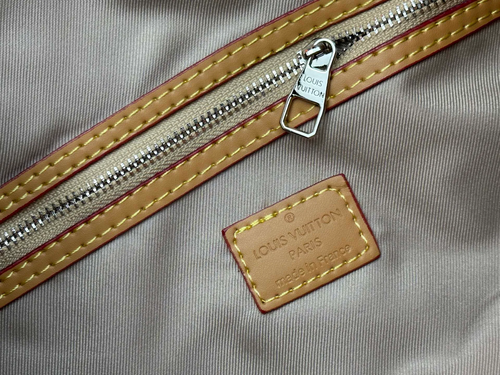 P340 Upgraded original M26864 M26865 M26866 This Keepall Bandoulière 50 travel bag is made of Monogram Heritage canvas dip-dyed in colorful colors, with cowhide trim, leather shoulder straps, removable leather nameplate and cotton lining. The Marque L.Vuitton Déposée logo pays homage to Louis Vuitton’s rich heritage.  29 x 23 x 50 cm (H x W x L) Monogram Heritage coated canvas Cow leather trim Textile lining Metal hardware Carry-on baggage dimensions Double zip closure Padlock Removable name tag Internal zip pocket Handles: Double handles