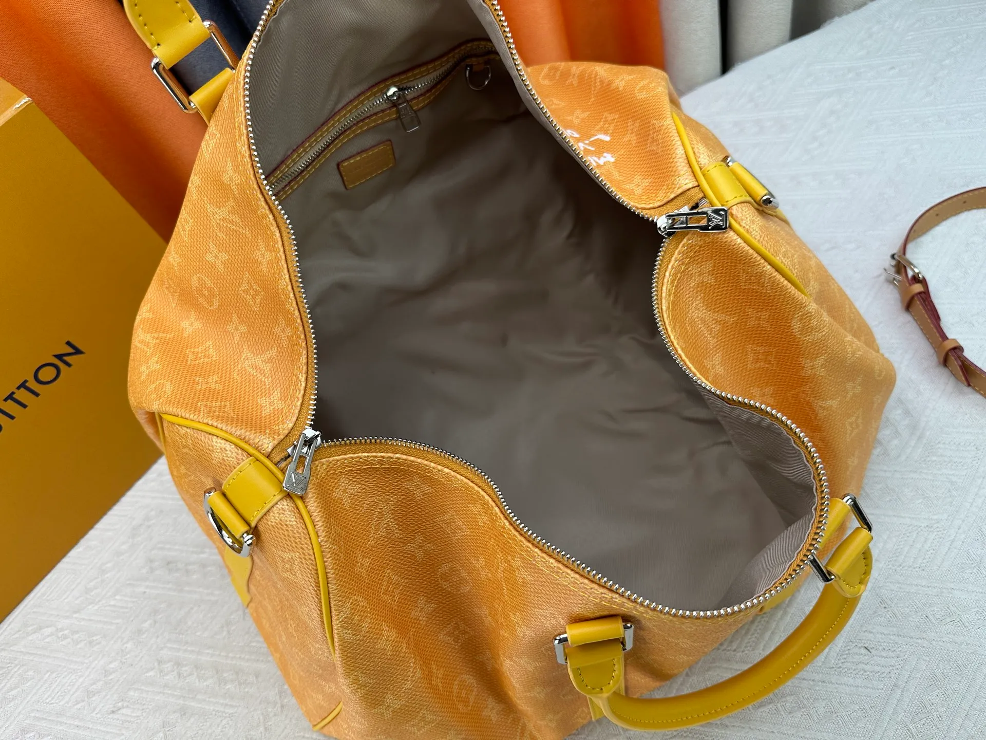 P340 Upgraded original M26864 M26865 M26866 This Keepall Bandoulière 50 travel bag is made of Monogram Heritage canvas dip-dyed in colorful colors, with cowhide trim, leather shoulder straps, removable leather nameplate and cotton lining. The Marque L.Vuitton Déposée logo pays homage to Louis Vuitton’s rich heritage.  29 x 23 x 50 cm (H x W x L) Monogram Heritage coated canvas Cow leather trim Textile lining Metal hardware Carry-on baggage dimensions Double zip closure Padlock Removable name tag Internal zip pocket Handles: Double handles