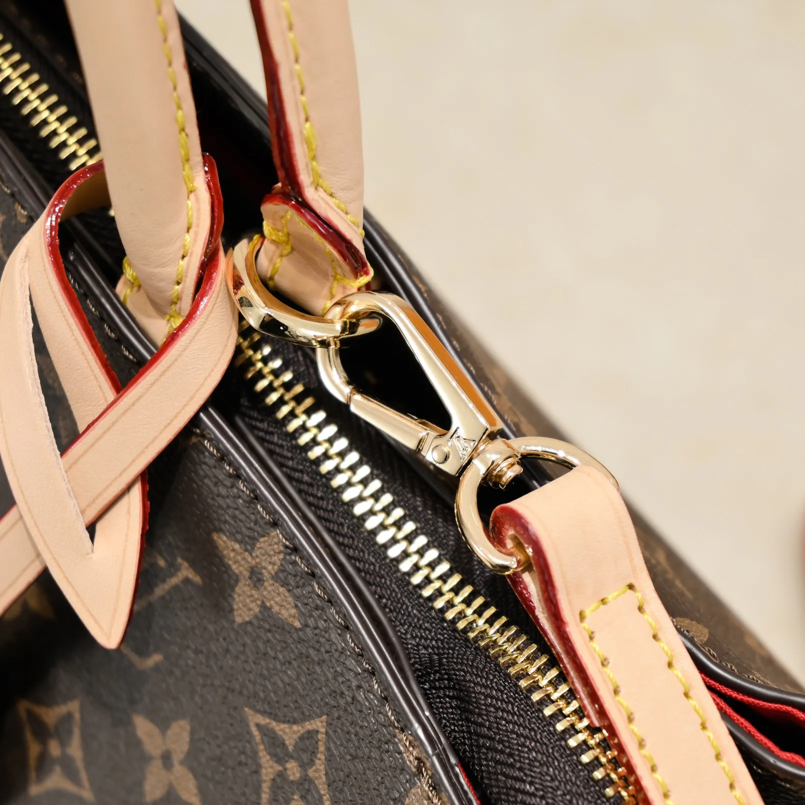 Batch 380💰Large size 2021 new LV New Grand palais mm🎉🎉🎉LV Louis Vuitton double-sided yellow leather presbyopia trendy fashion shoulder bag, N45811. Size: 34-15-24cm