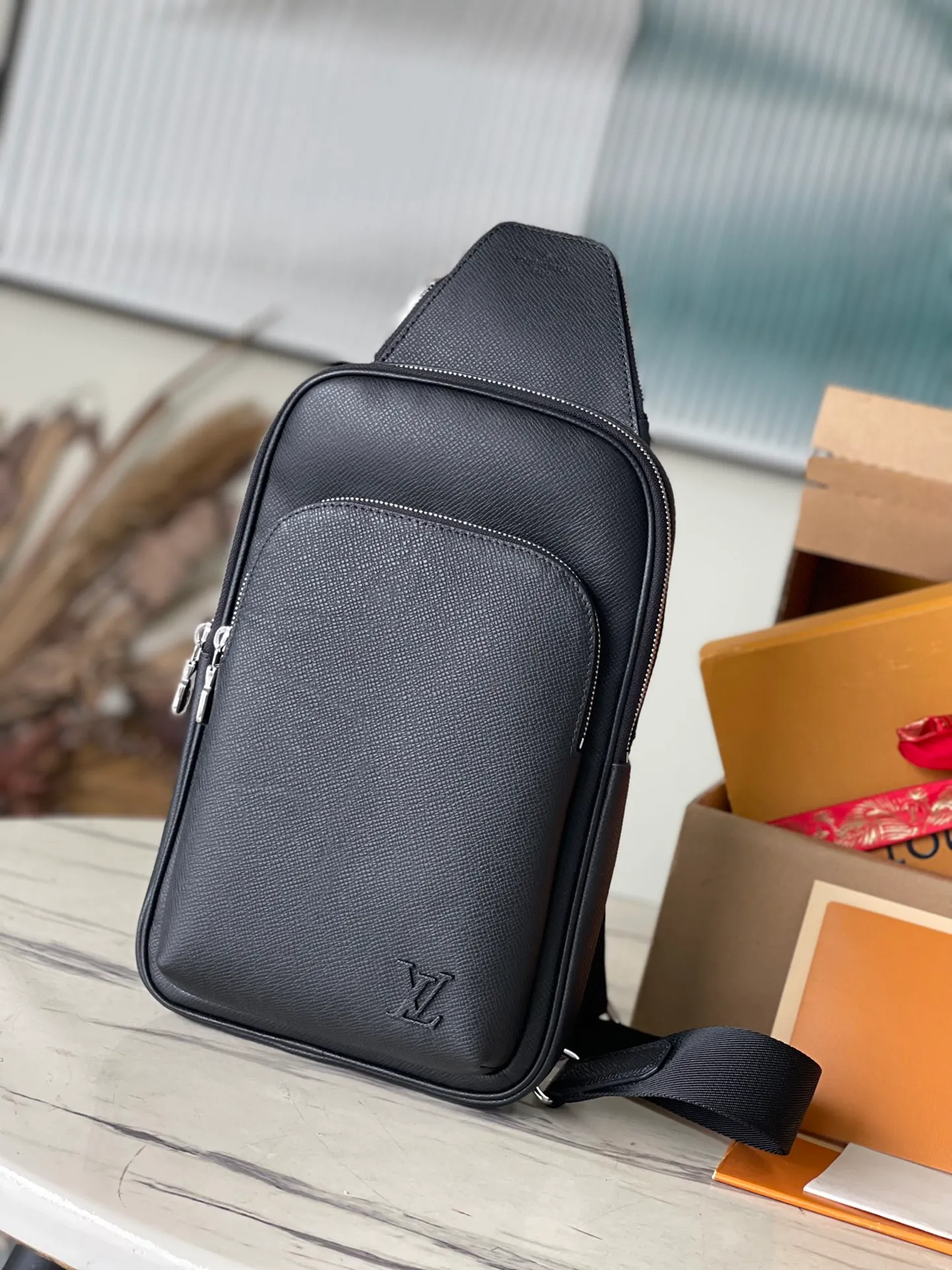 💰1020 (top layer leather) top original order M30863 supports counter inspection. The photo taken of duty-free goods is consistent with the product without opening the packaging. This product is an exclusive duty-free product in the market and is the highest-end product. Inspection is supported. This product has passed strict inspection and is flawless. Please wear gloves when touching the product. This product is not returnable or exchangeable. Please confirm the product first and then remove the label on the handle. This product is temporarily not open to the public, only regular customers, and is in short supply. Dimensions: 20 x 31 x 7 cm