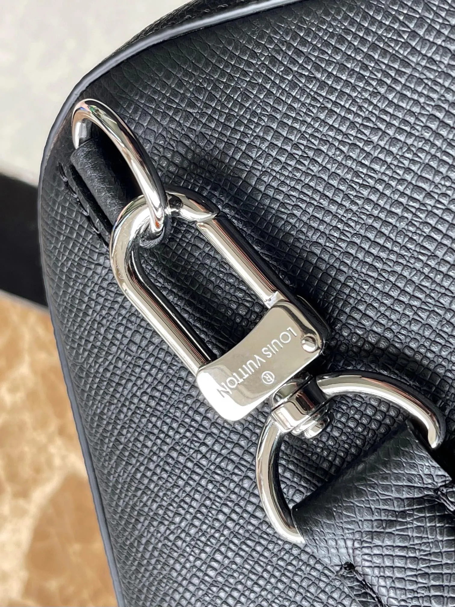 💰1020 (top layer leather) top original order M30863 supports counter inspection. The photo taken of duty-free goods is consistent with the product without opening the packaging. This product is an exclusive duty-free product in the market and is the highest-end product. Inspection is supported. This product has passed strict inspection and is flawless. Please wear gloves when touching the product. This product is not returnable or exchangeable. Please confirm the product first and then remove the label on the handle. This product is temporarily not open to the public, only regular customers, and is in short supply. Dimensions: 20 x 31 x 7 cm