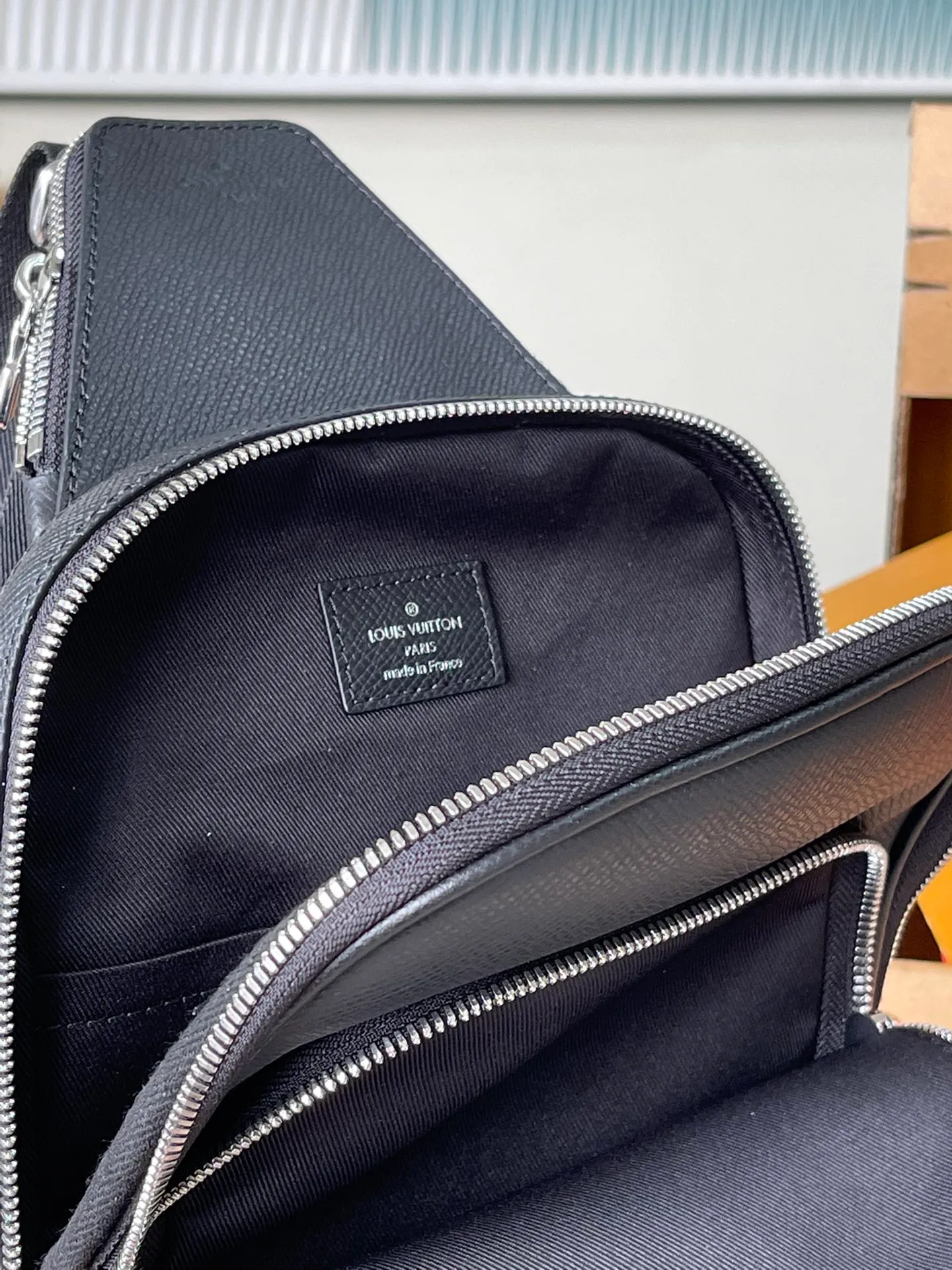 💰1020 (top layer leather) top original order M30863 supports counter inspection. The photo taken of duty-free goods is consistent with the product without opening the packaging. This product is an exclusive duty-free product in the market and is the highest-end product. Inspection is supported. This product has passed strict inspection and is flawless. Please wear gloves when touching the product. This product is not returnable or exchangeable. Please confirm the product first and then remove the label on the handle. This product is temporarily not open to the public, only regular customers, and is in short supply. Dimensions: 20 x 31 x 7 cm