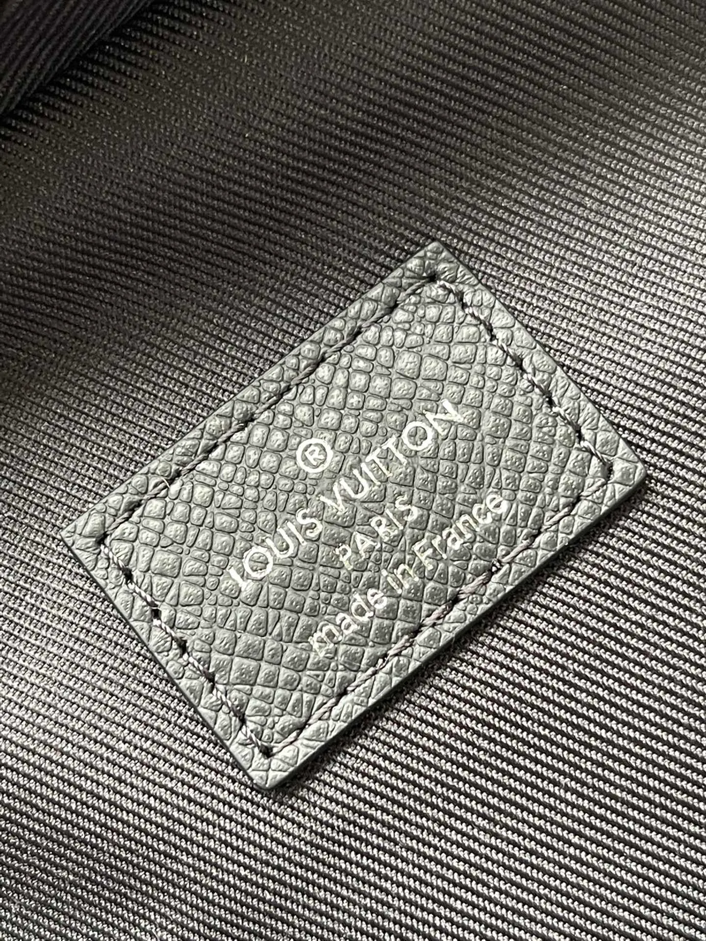 💰1020 (top layer leather) top original order M30863 supports counter inspection. The photo taken of duty-free goods is consistent with the product without opening the packaging. This product is an exclusive duty-free product in the market and is the highest-end product. Inspection is supported. This product has passed strict inspection and is flawless. Please wear gloves when touching the product. This product is not returnable or exchangeable. Please confirm the product first and then remove the label on the handle. This product is temporarily not open to the public, only regular customers, and is in short supply. Dimensions: 20 x 31 x 7 cm