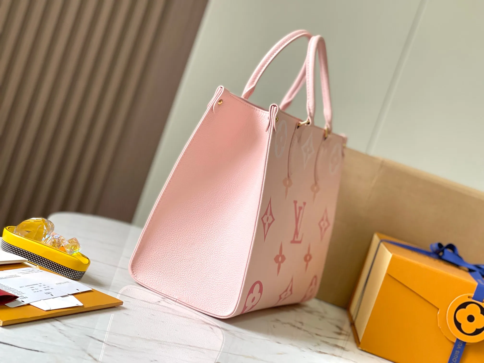 P1560 [Original leather 💋 M46542 gradient pink] ✨This OnTheGo medium handbag is made of Monogram Empreinte leather. The gradient color of the Monogram pattern spreads on the bag body and dissipates at the handle. The medium-sized configuration offers ample interior space for a laptop and other daily necessities. The rolled leather handle and long strap allow you to switch between shoulder and shoulder styles. Detailed features 35 x 27 x 14 cm (length x height x width)