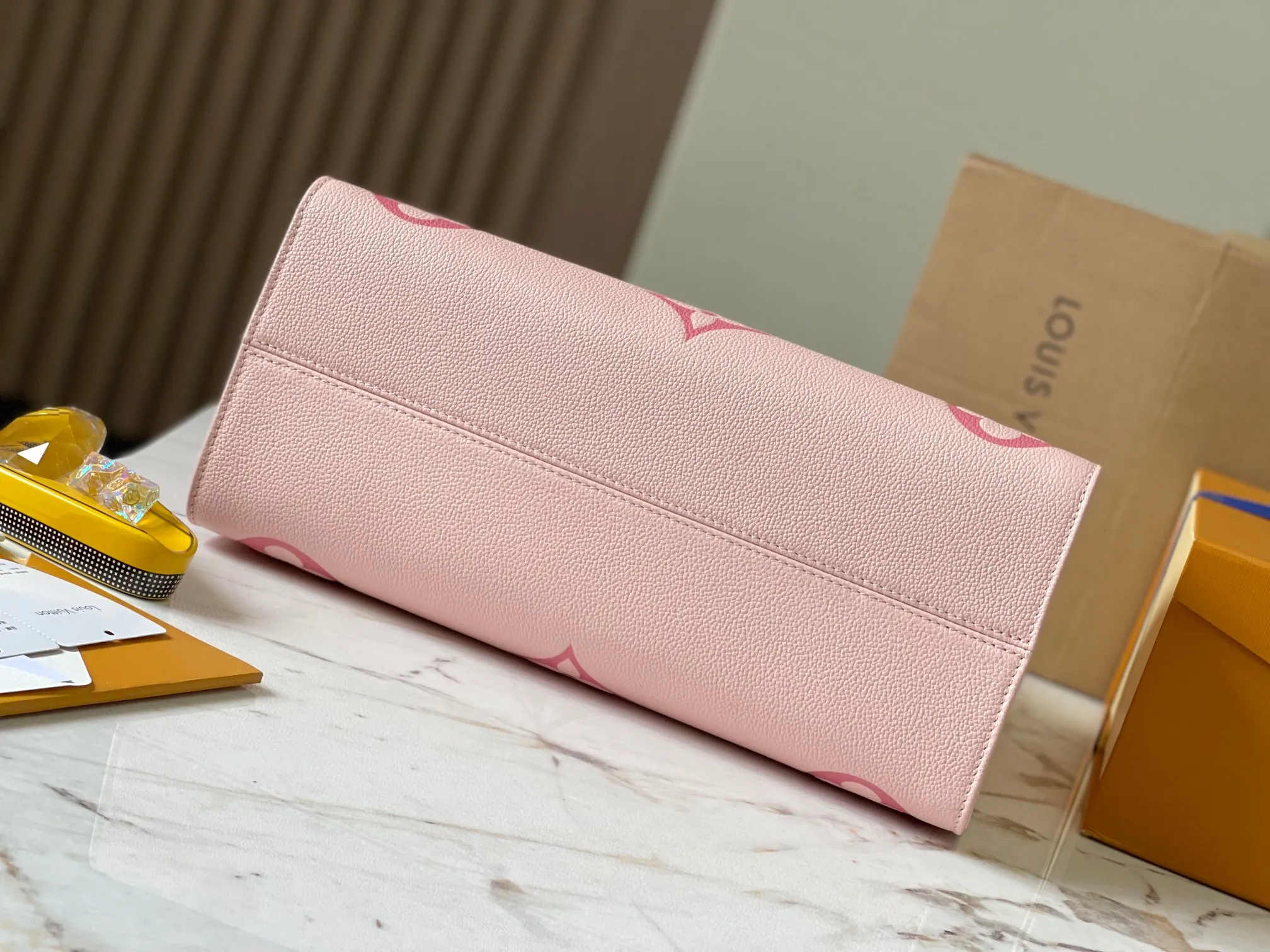 P1560 [Original leather 💋 M46542 gradient pink] ✨This OnTheGo medium handbag is made of Monogram Empreinte leather. The gradient color of the Monogram pattern spreads on the bag body and dissipates at the handle. The medium-sized configuration offers ample interior space for a laptop and other daily necessities. The rolled leather handle and long strap allow you to switch between shoulder and shoulder styles. Detailed features 35 x 27 x 14 cm (length x height x width)