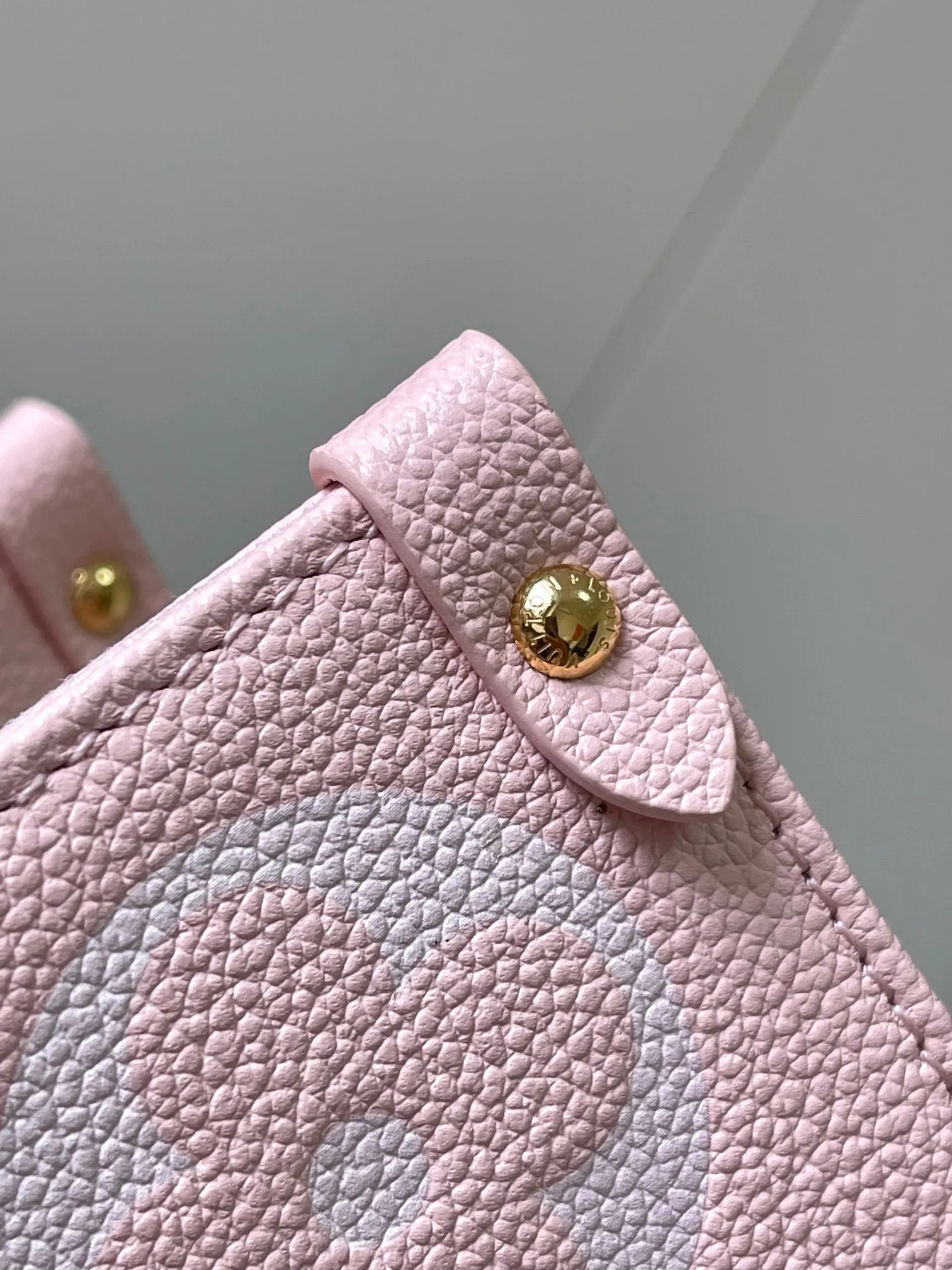P1560 [Original leather 💋 M46542 gradient pink] ✨This OnTheGo medium handbag is made of Monogram Empreinte leather. The gradient color of the Monogram pattern spreads on the bag body and dissipates at the handle. The medium-sized configuration offers ample interior space for a laptop and other daily necessities. The rolled leather handle and long strap allow you to switch between shoulder and shoulder styles. Detailed features 35 x 27 x 14 cm (length x height x width)
