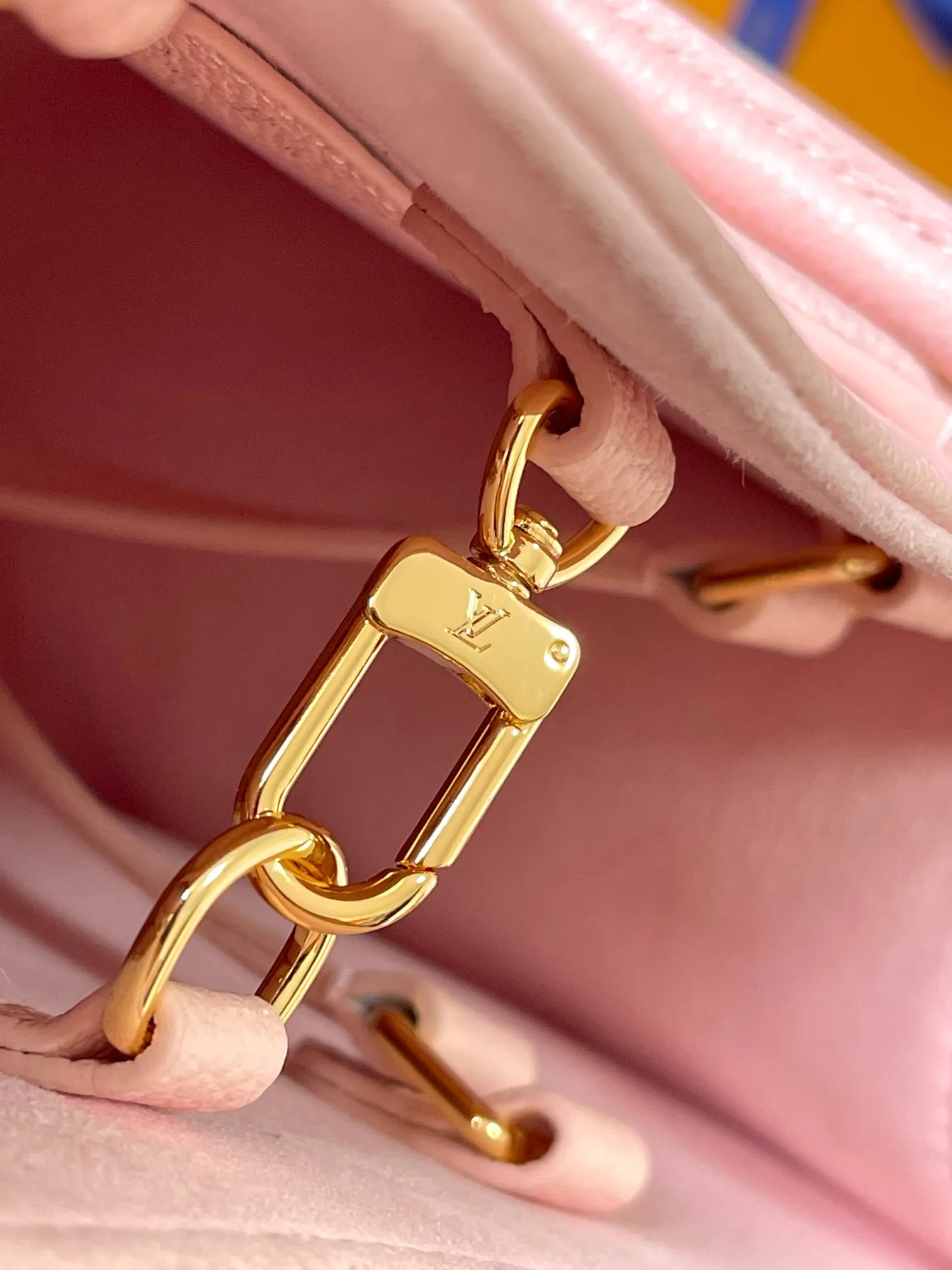 P1560 [Original leather 💋 M46542 gradient pink] ✨This OnTheGo medium handbag is made of Monogram Empreinte leather. The gradient color of the Monogram pattern spreads on the bag body and dissipates at the handle. The medium-sized configuration offers ample interior space for a laptop and other daily necessities. The rolled leather handle and long strap allow you to switch between shoulder and shoulder styles. Detailed features 35 x 27 x 14 cm (length x height x width)