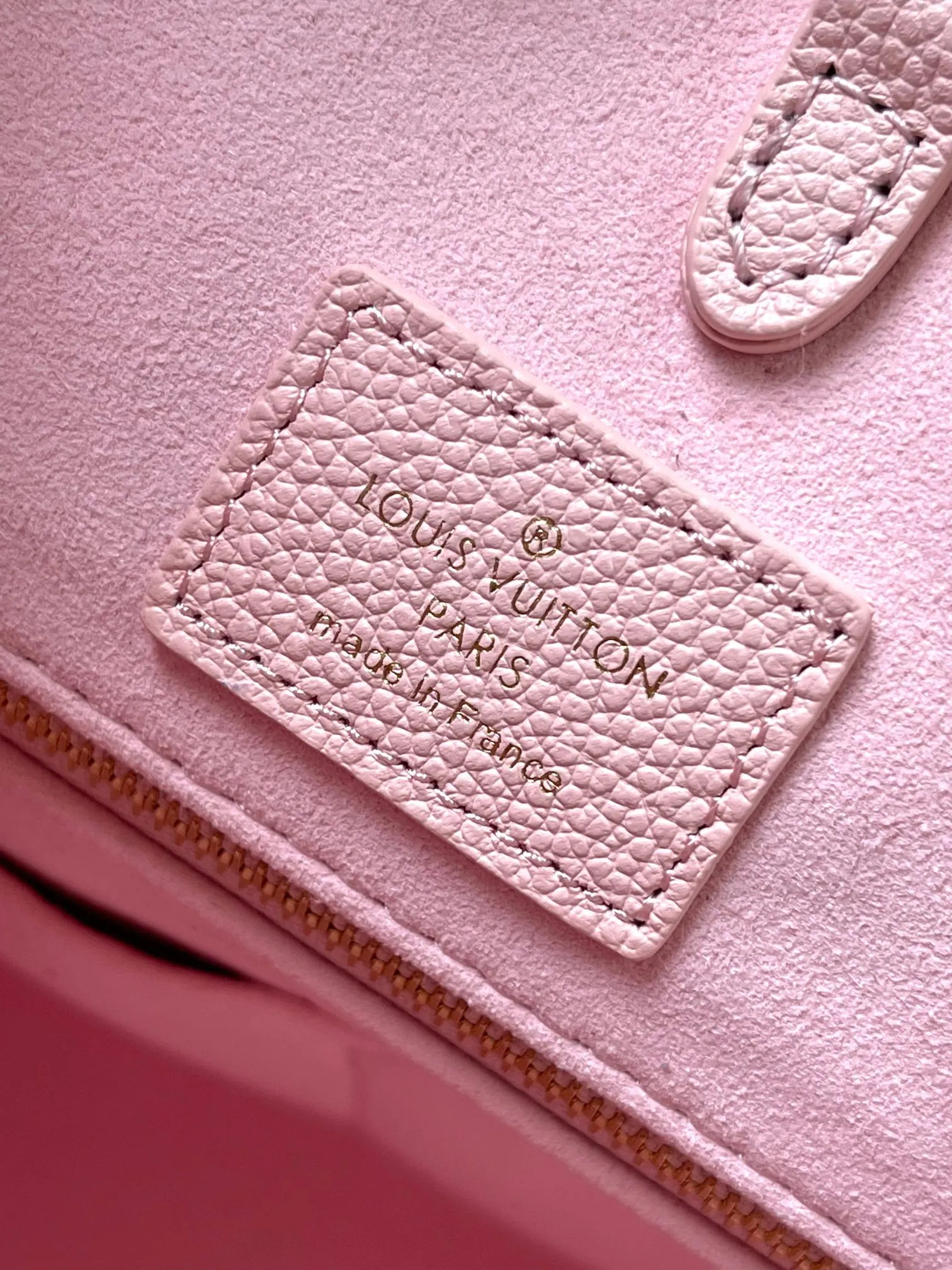 P1560 [Original leather 💋 M46542 gradient pink] ✨This OnTheGo medium handbag is made of Monogram Empreinte leather. The gradient color of the Monogram pattern spreads on the bag body and dissipates at the handle. The medium-sized configuration offers ample interior space for a laptop and other daily necessities. The rolled leather handle and long strap allow you to switch between shoulder and shoulder styles. Detailed features 35 x 27 x 14 cm (length x height x width)