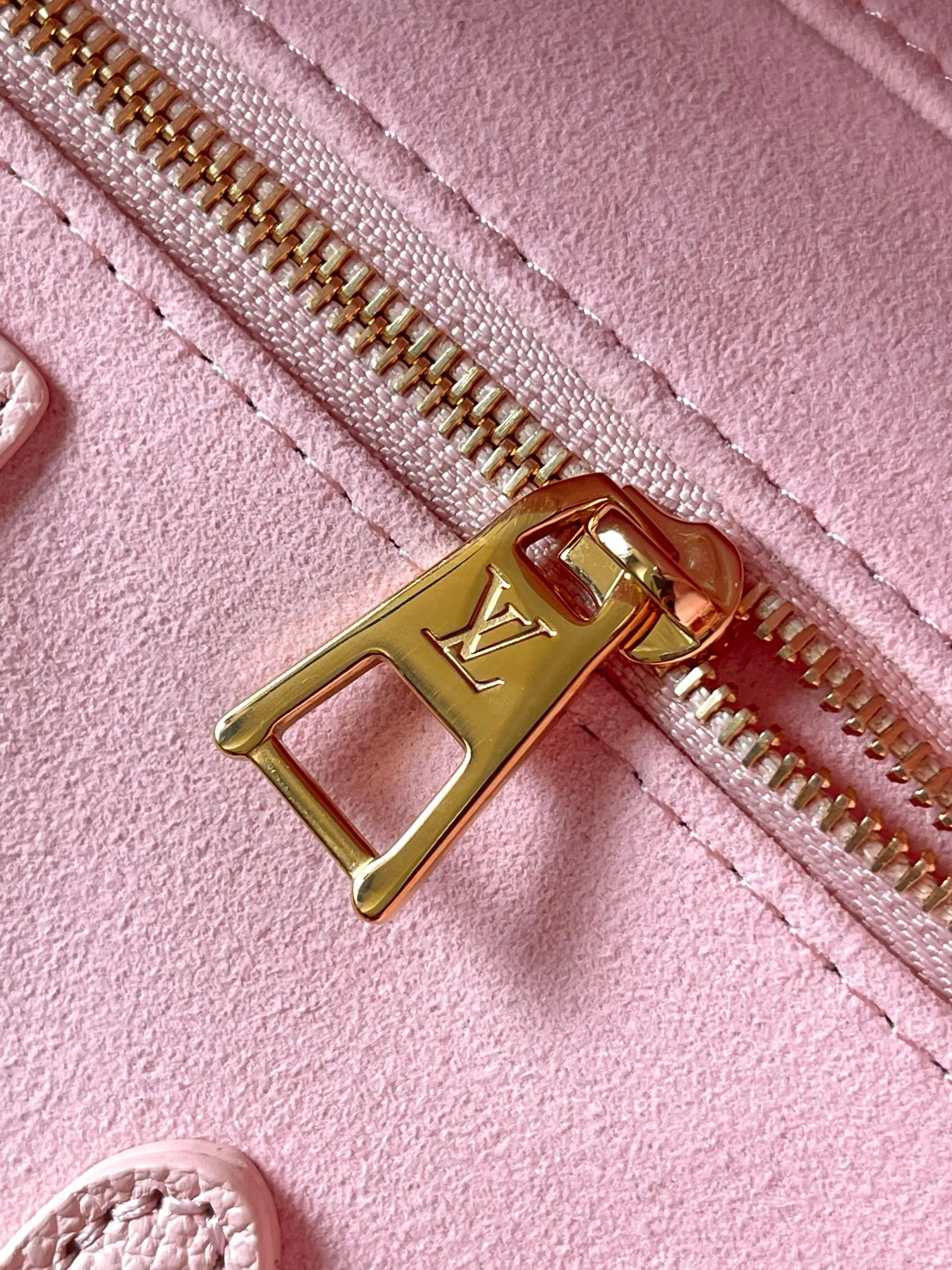 P1560 [Original leather 💋 M46542 gradient pink] ✨This OnTheGo medium handbag is made of Monogram Empreinte leather. The gradient color of the Monogram pattern spreads on the bag body and dissipates at the handle. The medium-sized configuration offers ample interior space for a laptop and other daily necessities. The rolled leather handle and long strap allow you to switch between shoulder and shoulder styles. Detailed features 35 x 27 x 14 cm (length x height x width)