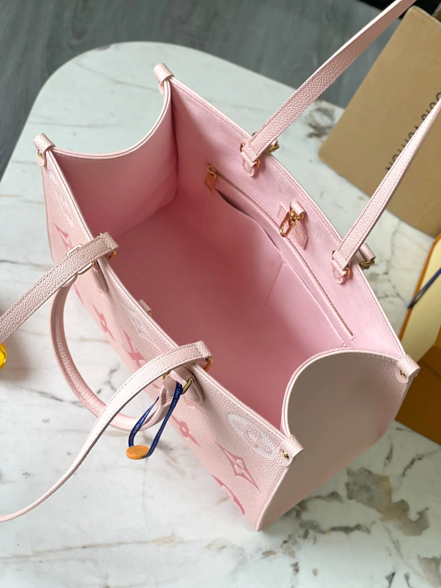 P1560 [Original leather 💋 M46542 gradient pink] ✨This OnTheGo medium handbag is made of Monogram Empreinte leather. The gradient color of the Monogram pattern spreads on the bag body and dissipates at the handle. The medium-sized configuration offers ample interior space for a laptop and other daily necessities. The rolled leather handle and long strap allow you to switch between shoulder and shoulder styles. Detailed features 35 x 27 x 14 cm (length x height x width)