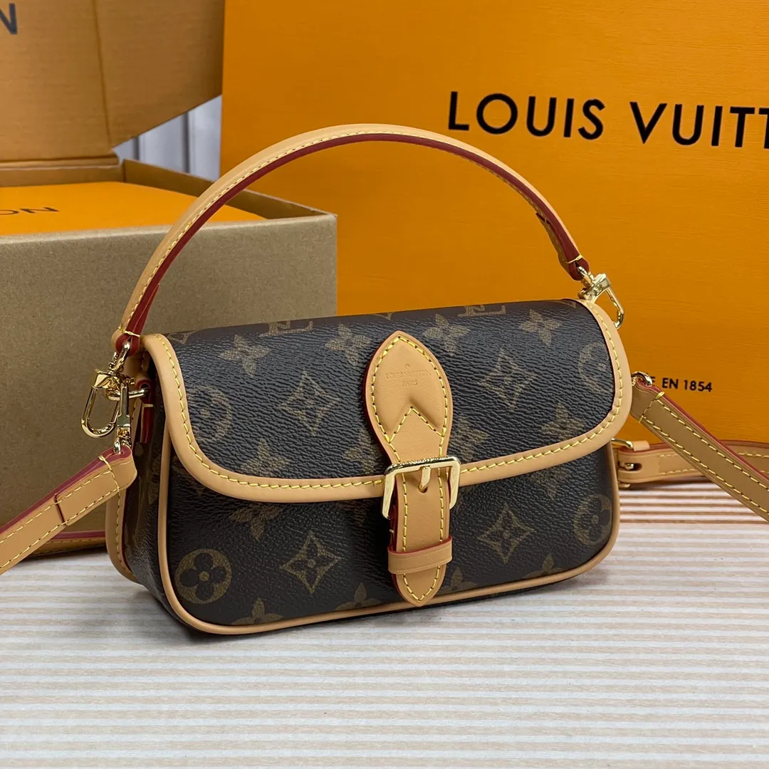 [Upgraded version] P540🐶M45985 (mini)👀Upgraded version. High quality. Semi-steel hardware. ❣️With complete packaging ❣️NANO DIANE handbag This Nano Diane handbag condenses the classic configuration of the Diane handbag, rendering dual-tone Monogram Empreinte leather. The rounded flap, sophisticated piping and belt-style magnetic closure showcase the original's signature details, while the detachable handle and removable and adjustable shoulder strap allow for a variety of carrying options. Dimensions: 19 x 10.5 x 6 cm