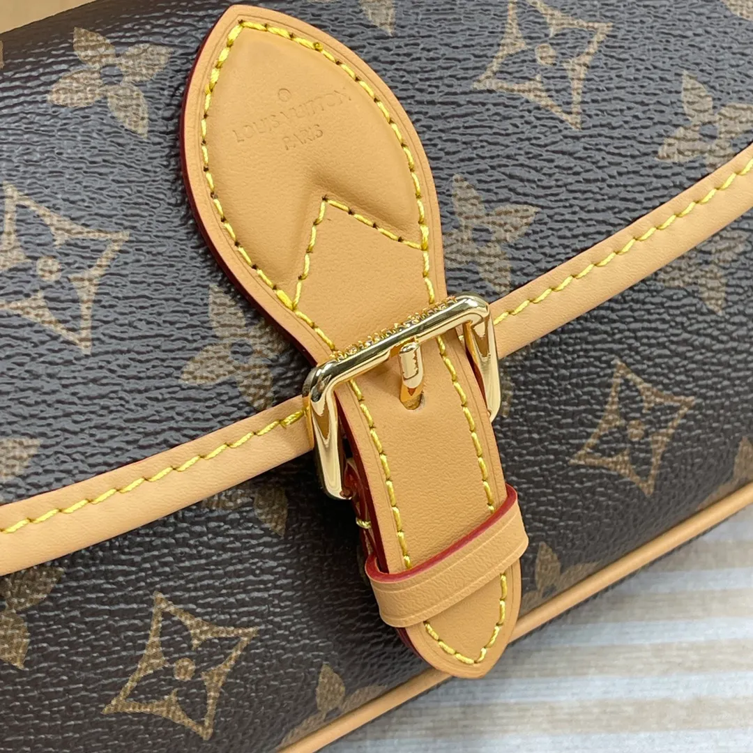 [Upgraded version] P540🐶M45985 (mini)👀Upgraded version. High quality. Semi-steel hardware. ❣️With complete packaging ❣️NANO DIANE handbag This Nano Diane handbag condenses the classic configuration of the Diane handbag, rendering dual-tone Monogram Empreinte leather. The rounded flap, sophisticated piping and belt-style magnetic closure showcase the original's signature details, while the detachable handle and removable and adjustable shoulder strap allow for a variety of carrying options. Dimensions: 19 x 10.5 x 6 cm