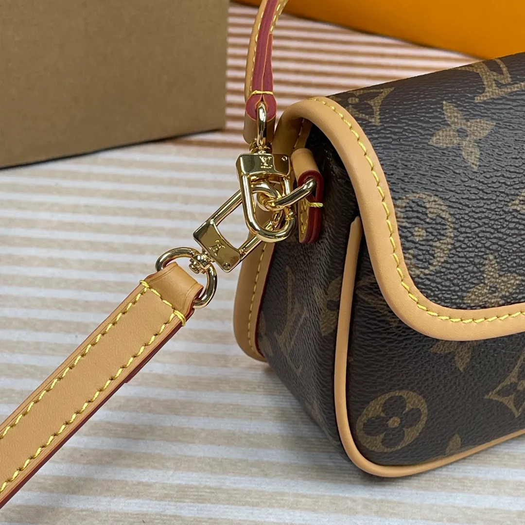 [Upgraded version] P540🐶M45985 (mini)👀Upgraded version. High quality. Semi-steel hardware. ❣️With complete packaging ❣️NANO DIANE handbag This Nano Diane handbag condenses the classic configuration of the Diane handbag, rendering dual-tone Monogram Empreinte leather. The rounded flap, sophisticated piping and belt-style magnetic closure showcase the original's signature details, while the detachable handle and removable and adjustable shoulder strap allow for a variety of carrying options. Dimensions: 19 x 10.5 x 6 cm