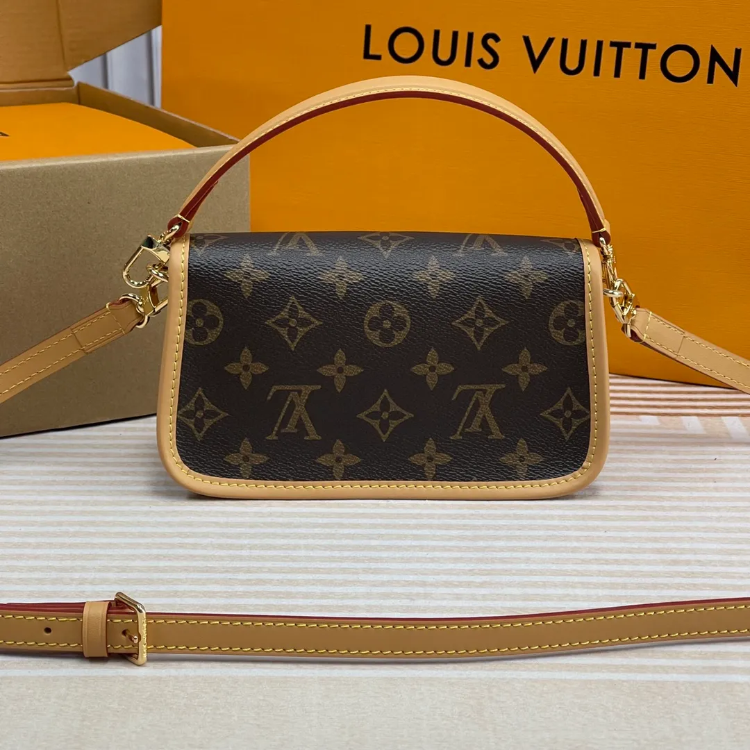 [Upgraded version] P540🐶M45985 (mini)👀Upgraded version. High quality. Semi-steel hardware. ❣️With complete packaging ❣️NANO DIANE handbag This Nano Diane handbag condenses the classic configuration of the Diane handbag, rendering dual-tone Monogram Empreinte leather. The rounded flap, sophisticated piping and belt-style magnetic closure showcase the original's signature details, while the detachable handle and removable and adjustable shoulder strap allow for a variety of carrying options. Dimensions: 19 x 10.5 x 6 cm